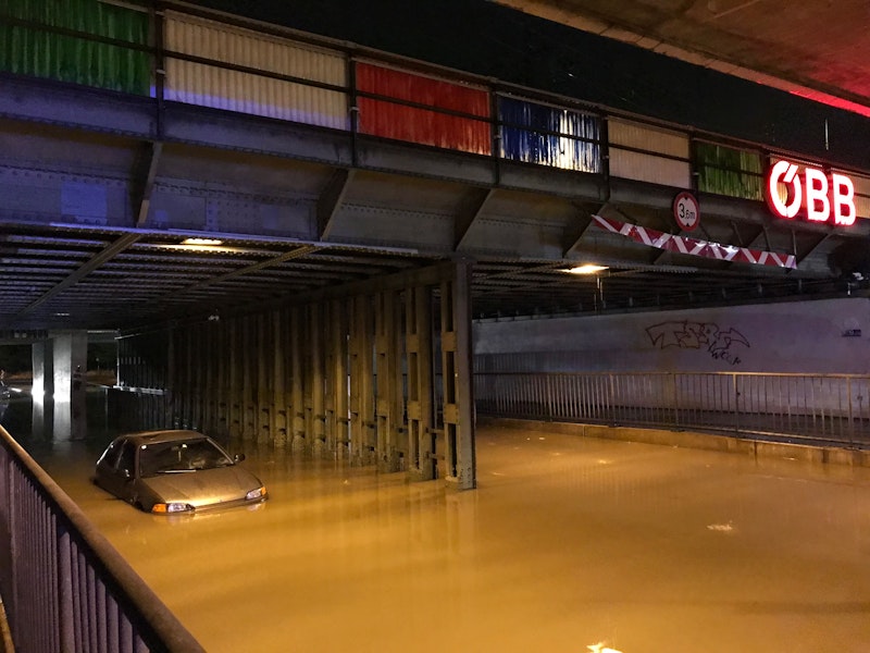 Ein Wiener blieb in der Überschwemmung in Kaisermühlen stecken.