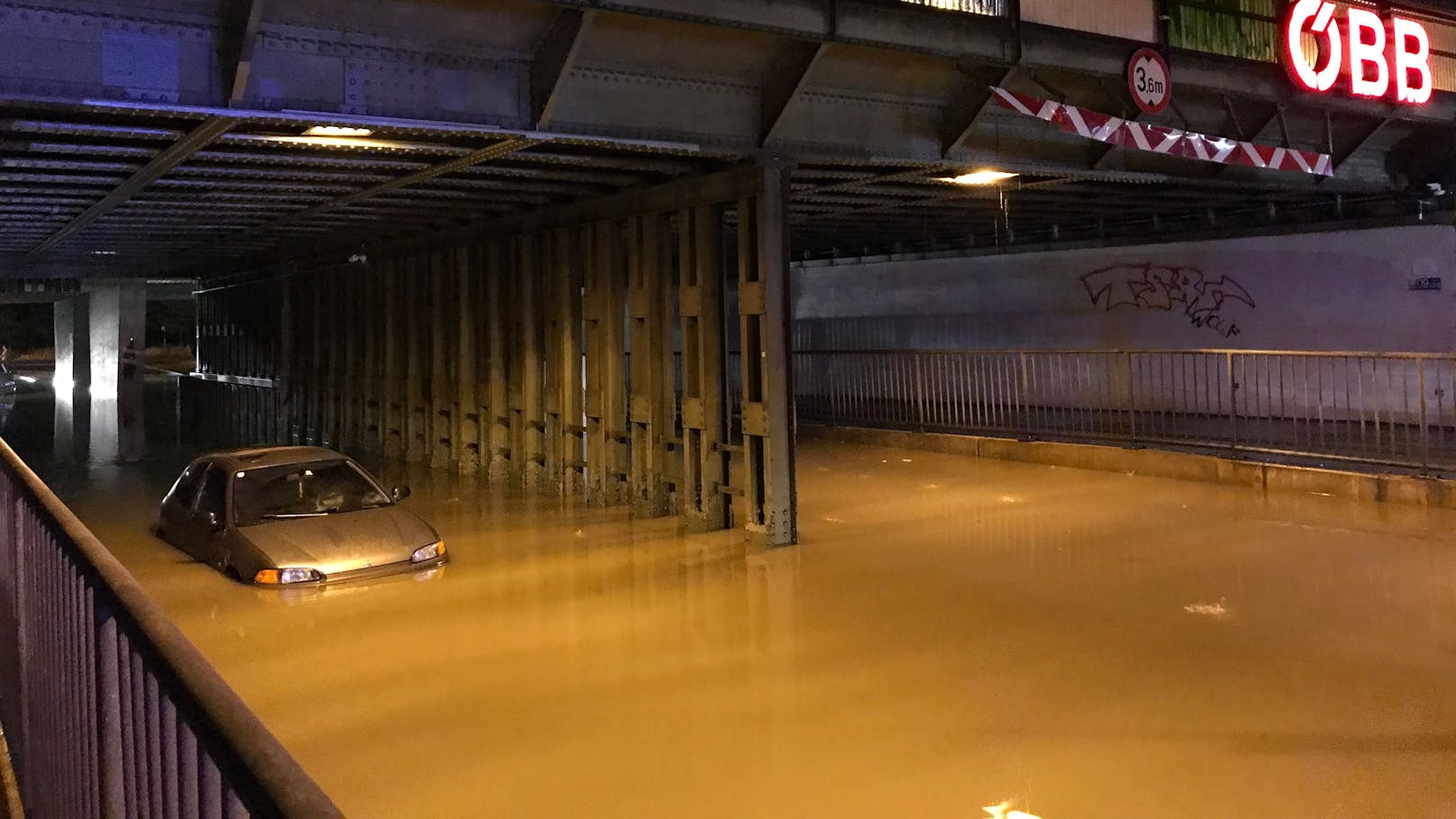 Ein Wiener blieb in der Überschwemmung in Kaisermühlen stecken