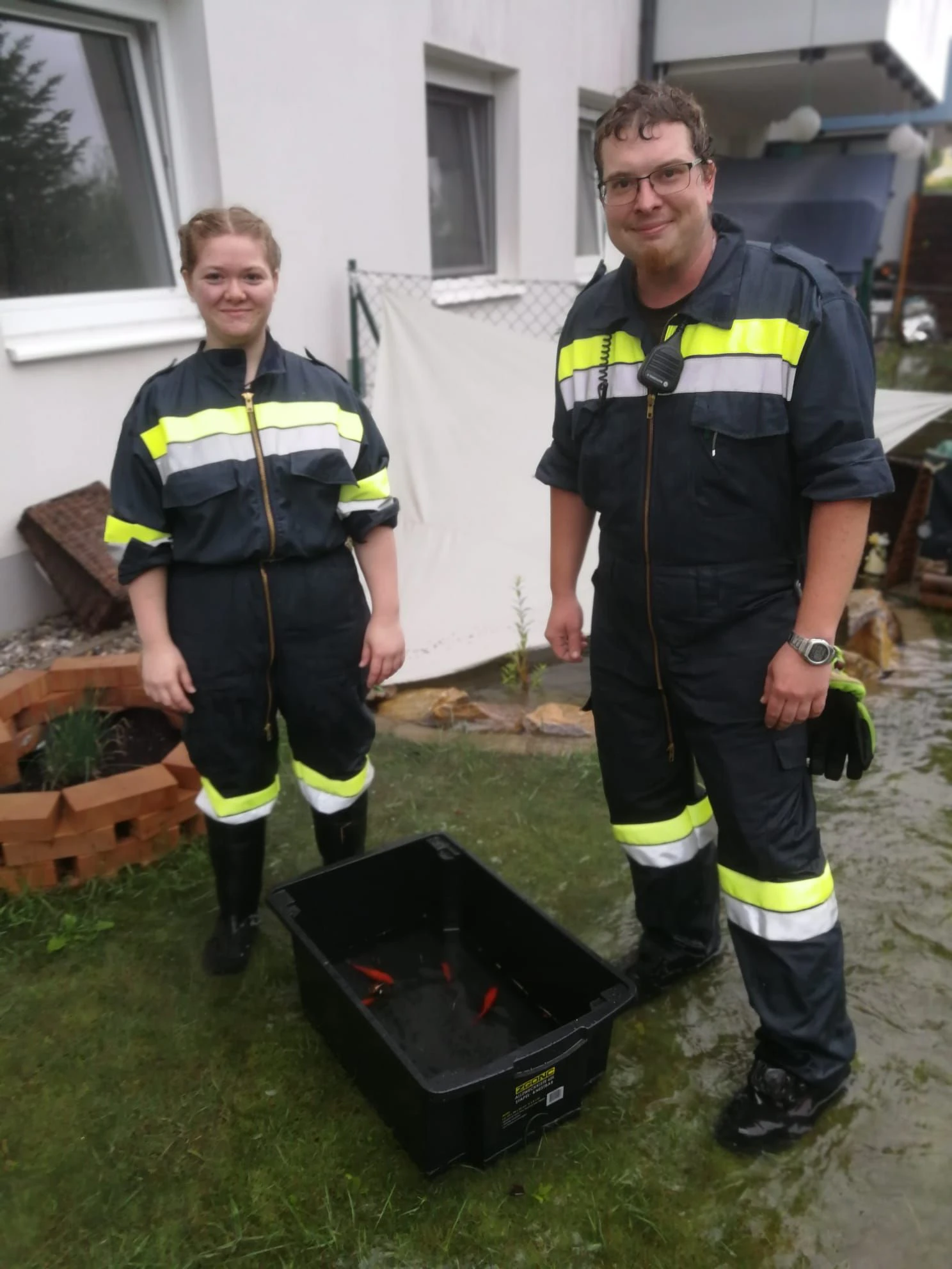 Die Feuerwehrkräfte entdeckten beim Auspumpen Fische, die ihre „Chance“ auf Freiheit nutzen und aus dem Aquarium entwischten, diese wurden wieder eingefangen und ihren Besitzer übergeben.