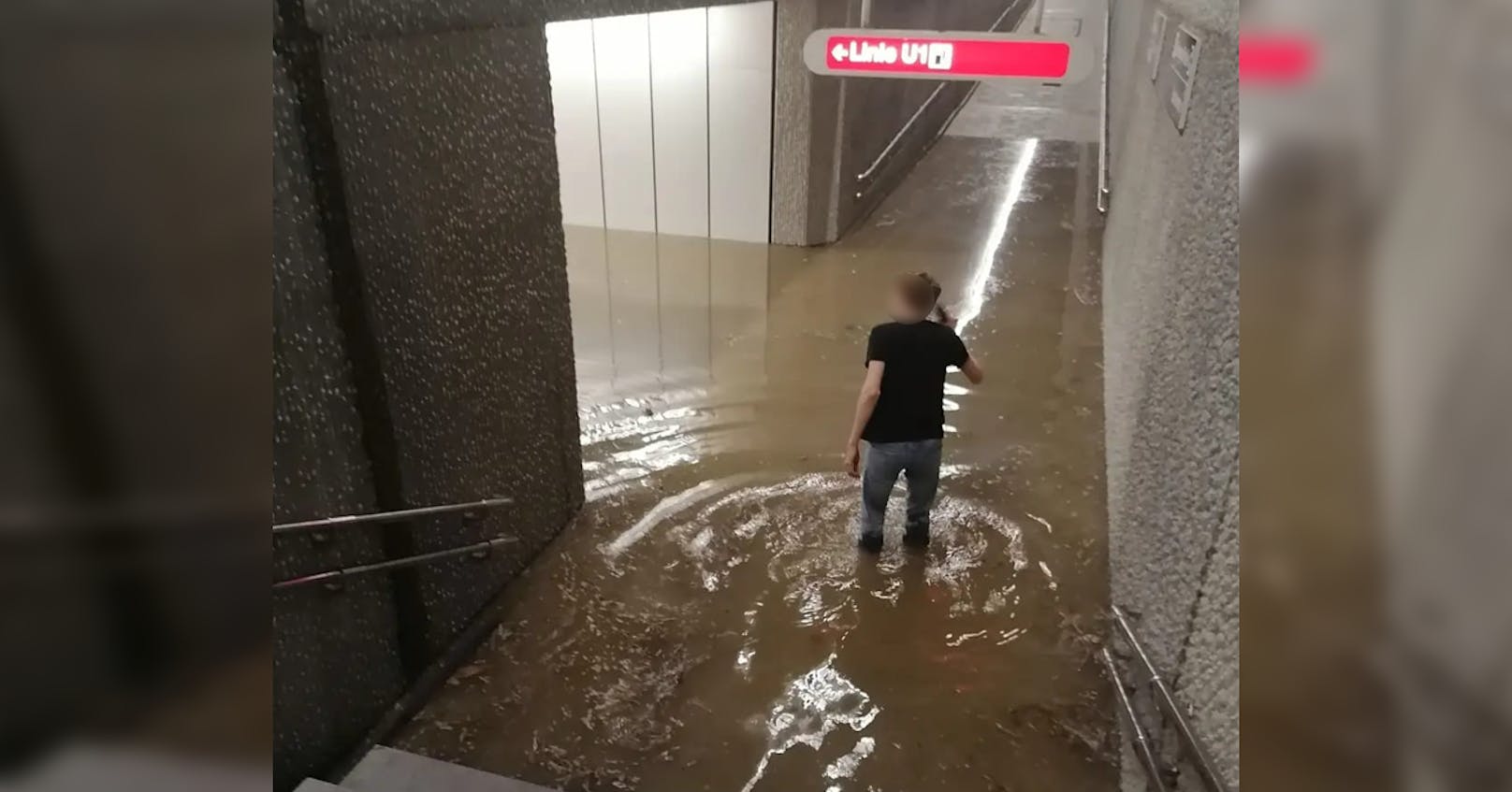 Ein Wiener musste durchs kniehohe Wasser waten, um zur U-Bahn zu kommen