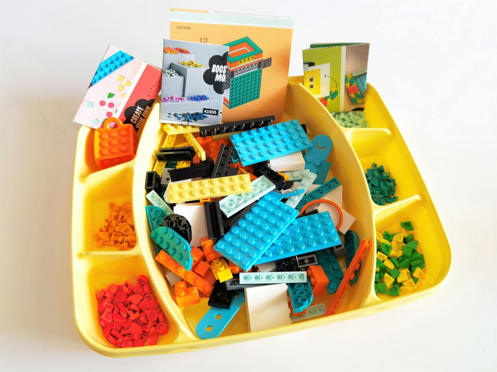 Wer es nicht bei einer vorgegebenen Konstruktion belassen will, hat das neue LEGO DOTS Kreativset "Sommerspaß" zur Auswahl. Es handelt sich dabei nicht um ein einzelnes LEGO-Baustück, sondern enthält verschiedenste Teile, mit denen der eigenen Kreativität freier Lauf gelassen werden soll.