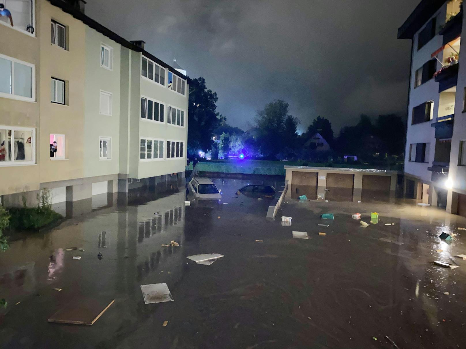 Um 2 Uhr musste die Achensee Bundesstraße auf Grund eines Murenabganges gesperrt werden. Der Campingplatz Schwarzenau wurde evakuiert. 