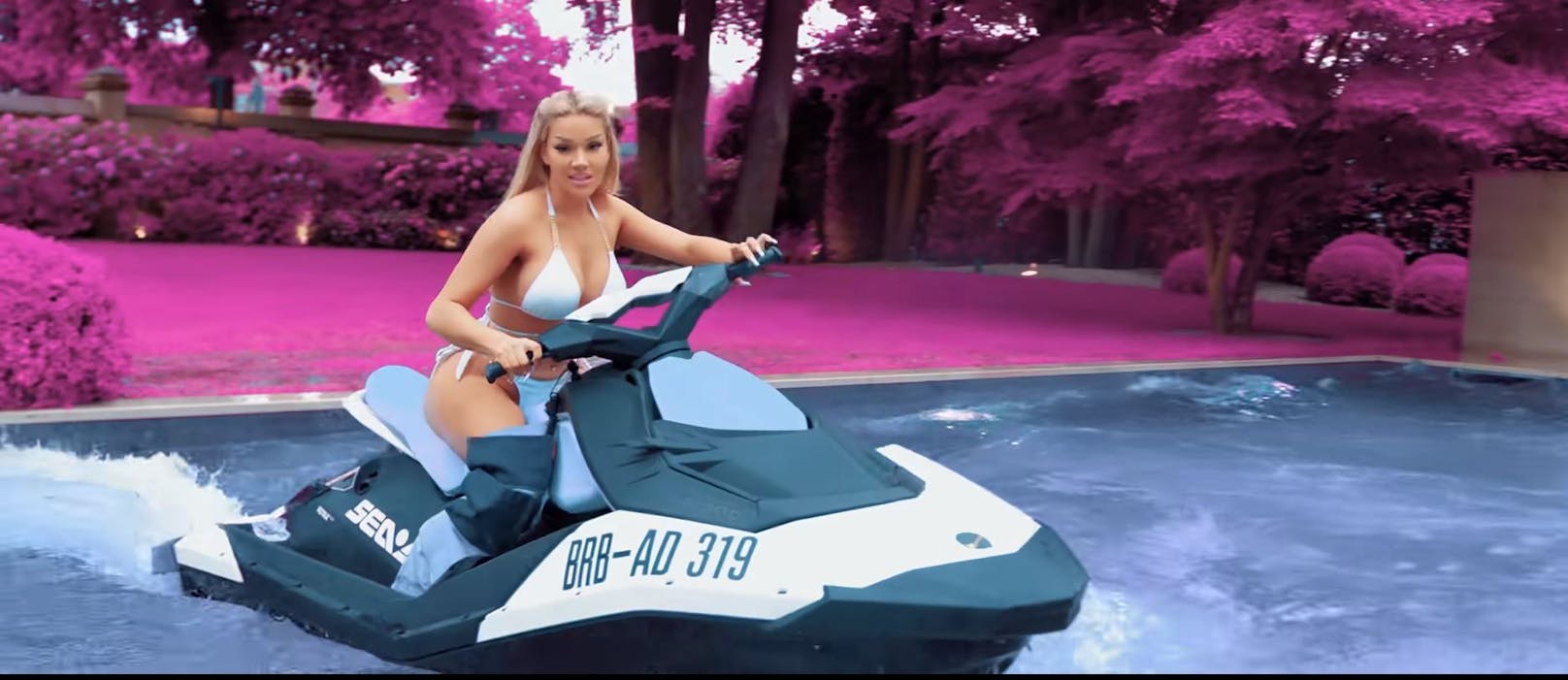 Für ihr Musikvideo zu "Hoes Up G's Down" cruise Shirin David mit einem Jetski im Pool. Ein teurer Spaß: Die Rapperin musste 40.000 Euro Strafe zahlen.