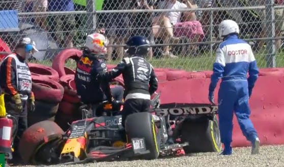 Die Streckenposten helfen Max Verstappen aus dem Wrack. Der Doctor eilt herbei.