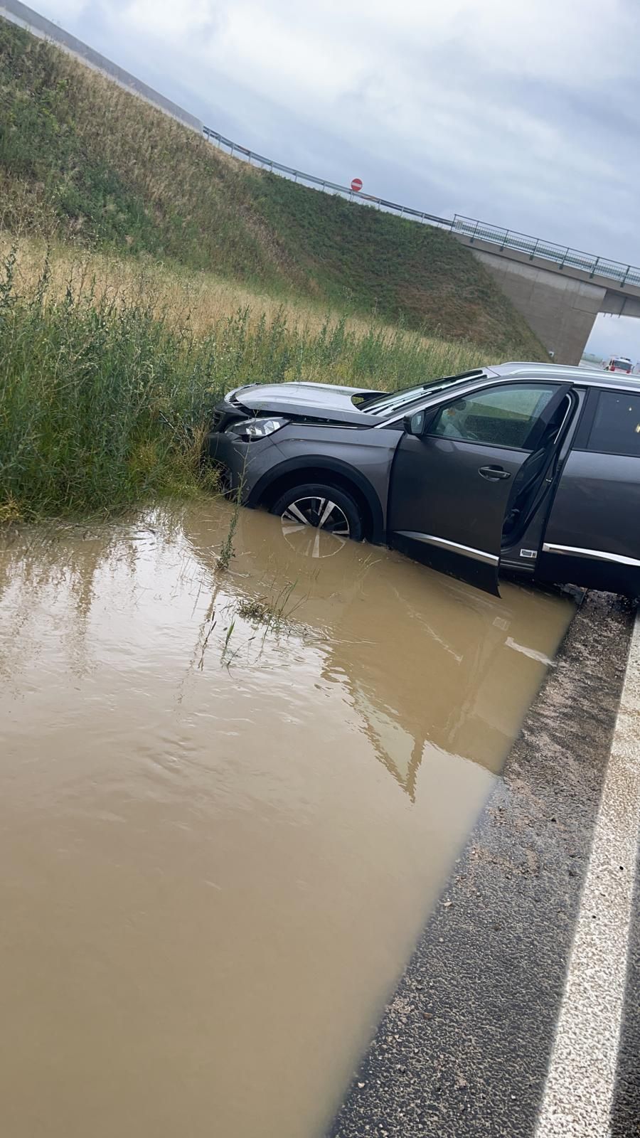 Der Lenker landete in einem mit Wasser gefüllten Graben.