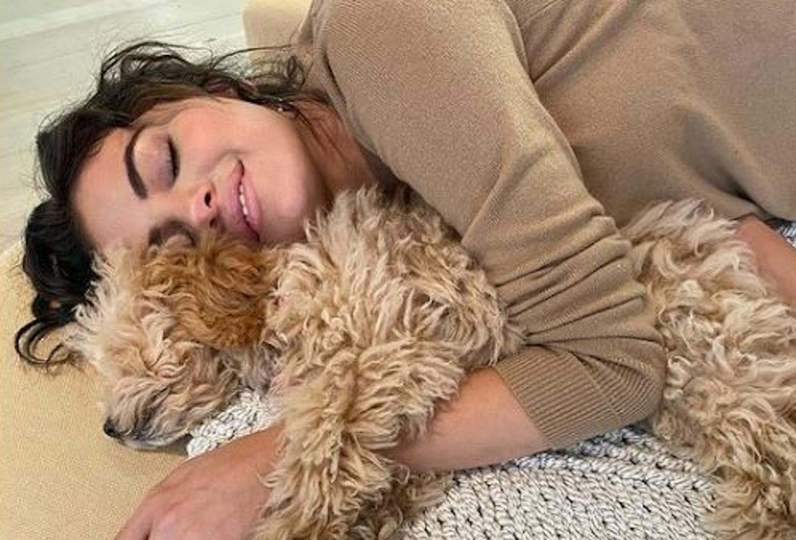 Selena Gomez genießt ihren freien Tag mit ihrem Hund Daisy.