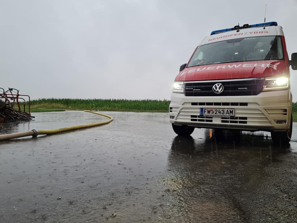 Im Bezirk Amstetten stehen zahlreiche Wehren im Einsatz.