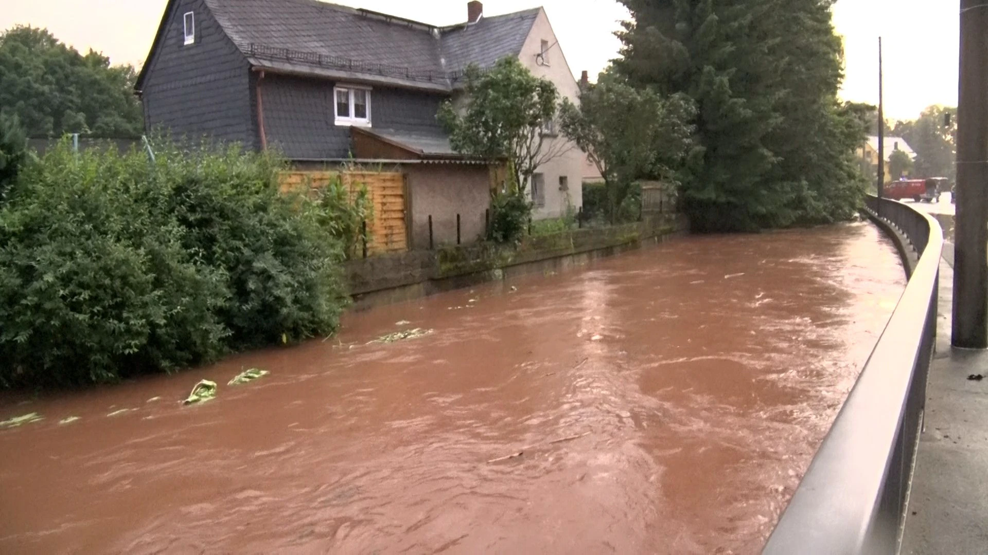 Die Zahl der Toten der Unwetter-Katastrophe steigt auf 156.