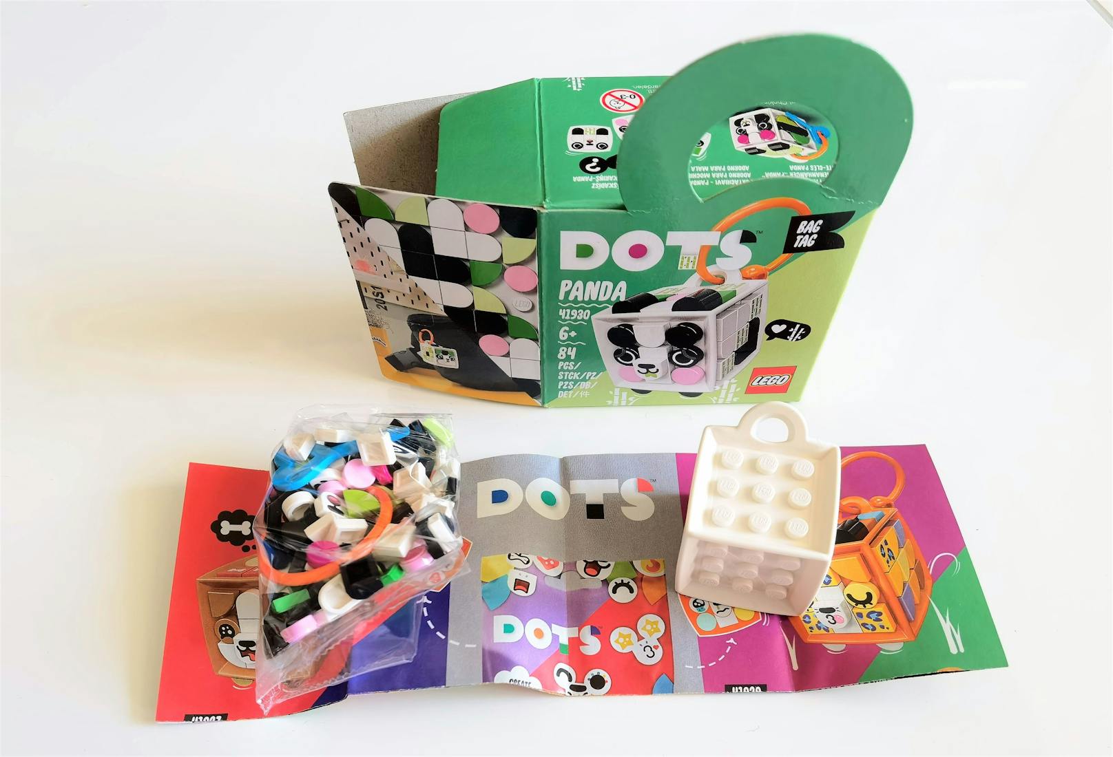 Ebenfalls für Erwachsene eher kurios, aber ein Renner für Kinder sind die Taschenanhänger von LEGO DOTS, die aus einem quadratischen Block mit einer Lasche bestehen und ebenfalls in verschiedenen Motiven wie "Panda", "Leopard" oder "Hund" angeboten werden.