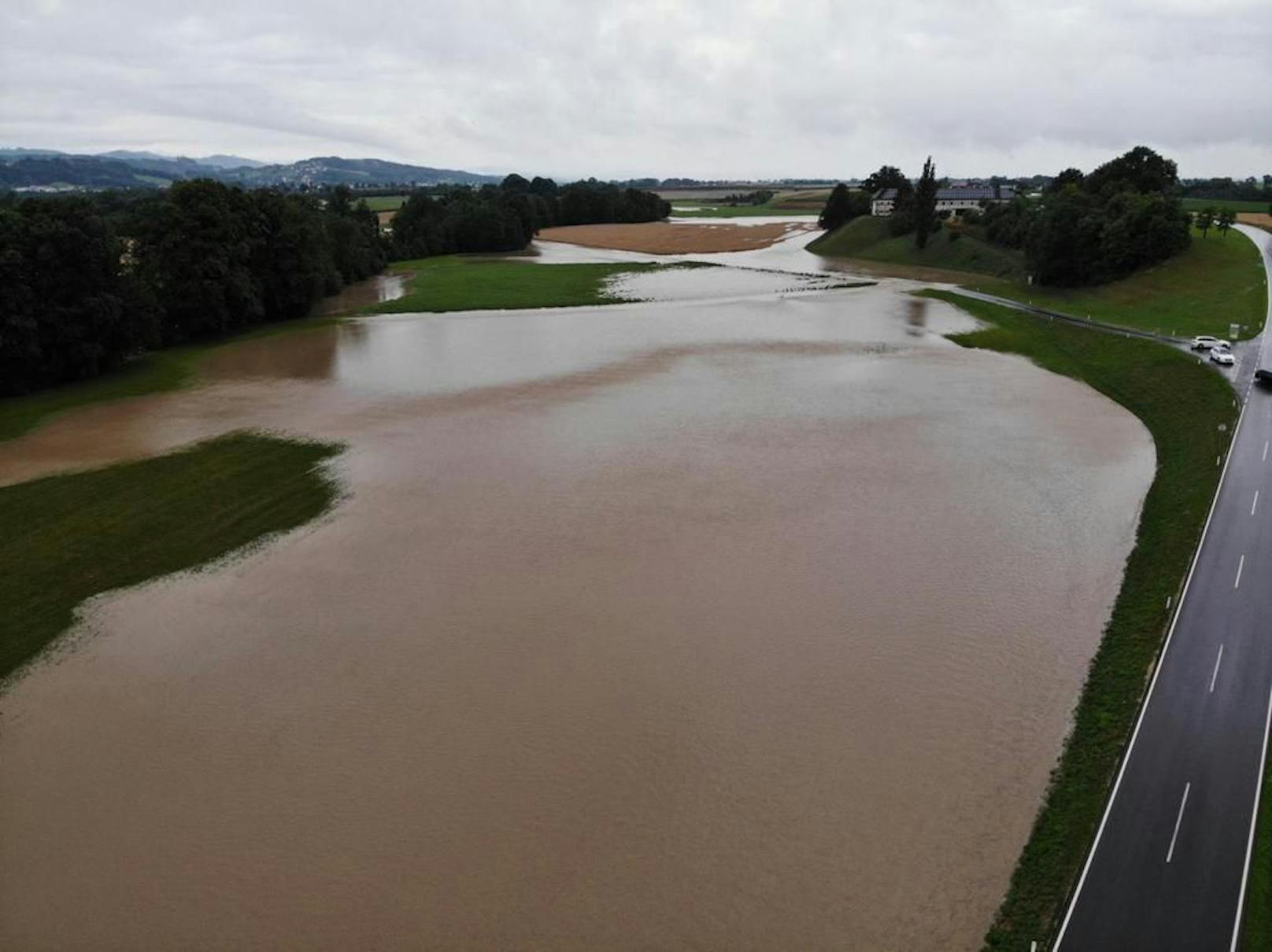 Luftaufnahmen zeigen Überflutungen in NÖ