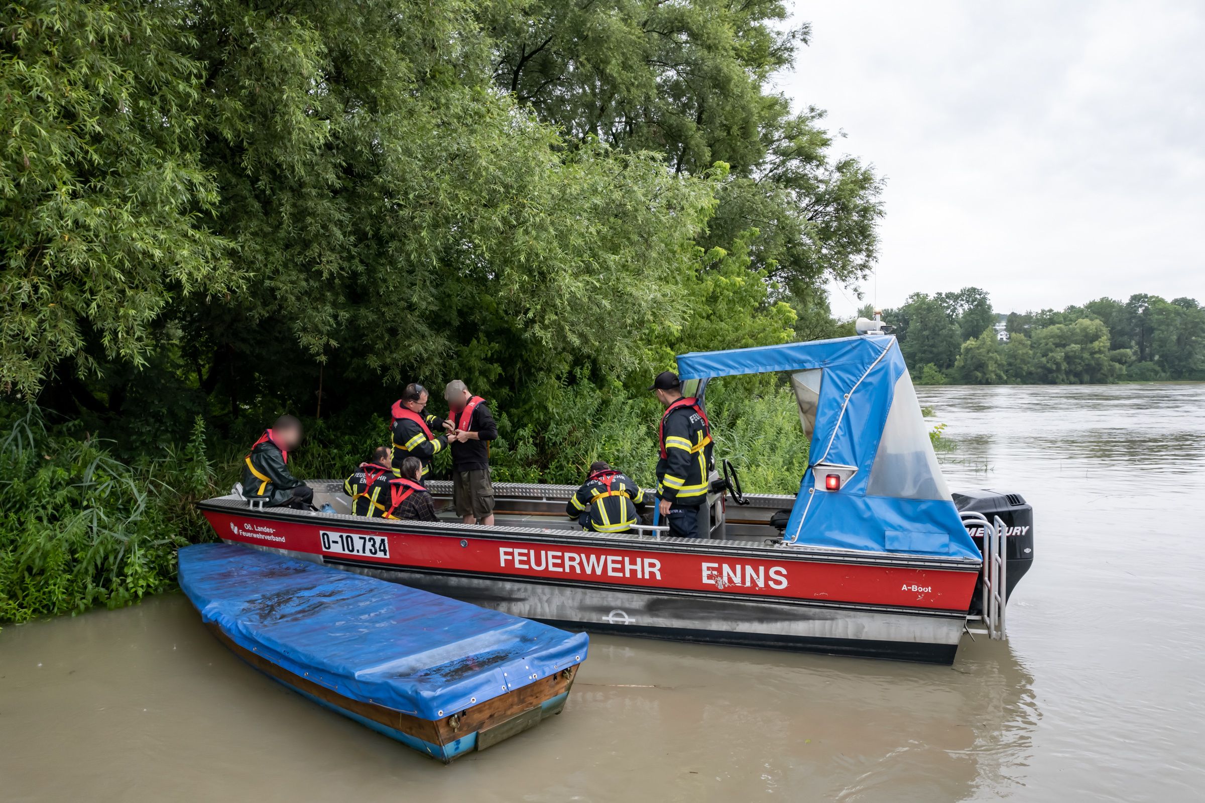 Die Feuerwehr aus Enns musste drei Fischer von einer Insel befreien.
