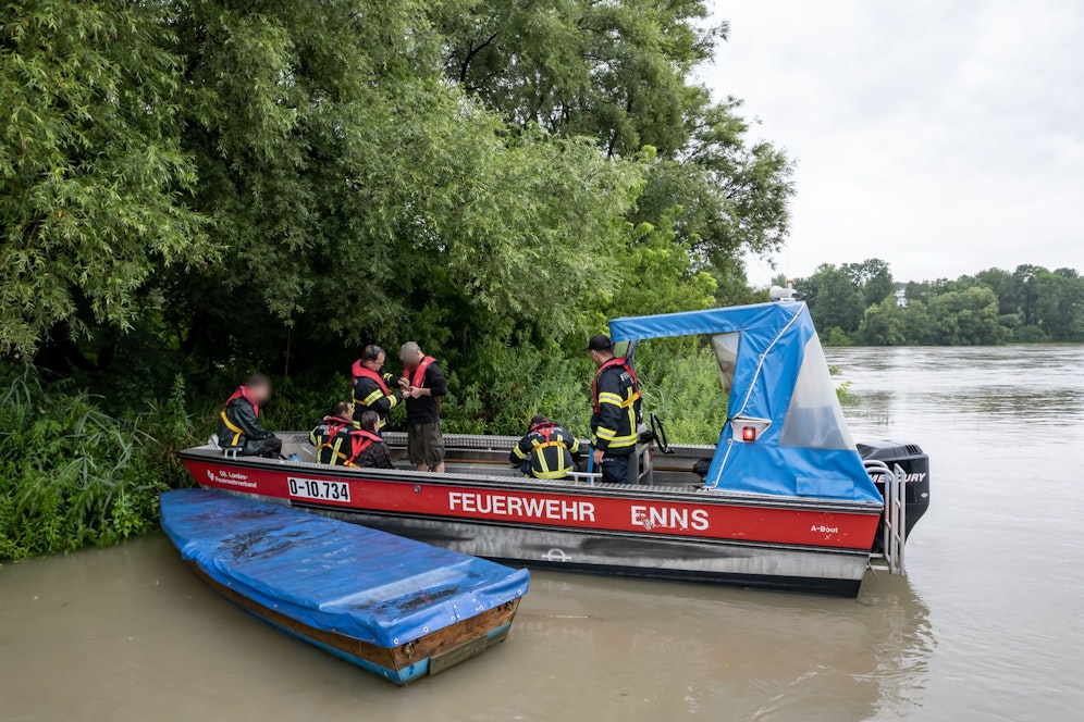 Die Feuerwehr aus Enns musste drei Fischer von einer Insel befreien.