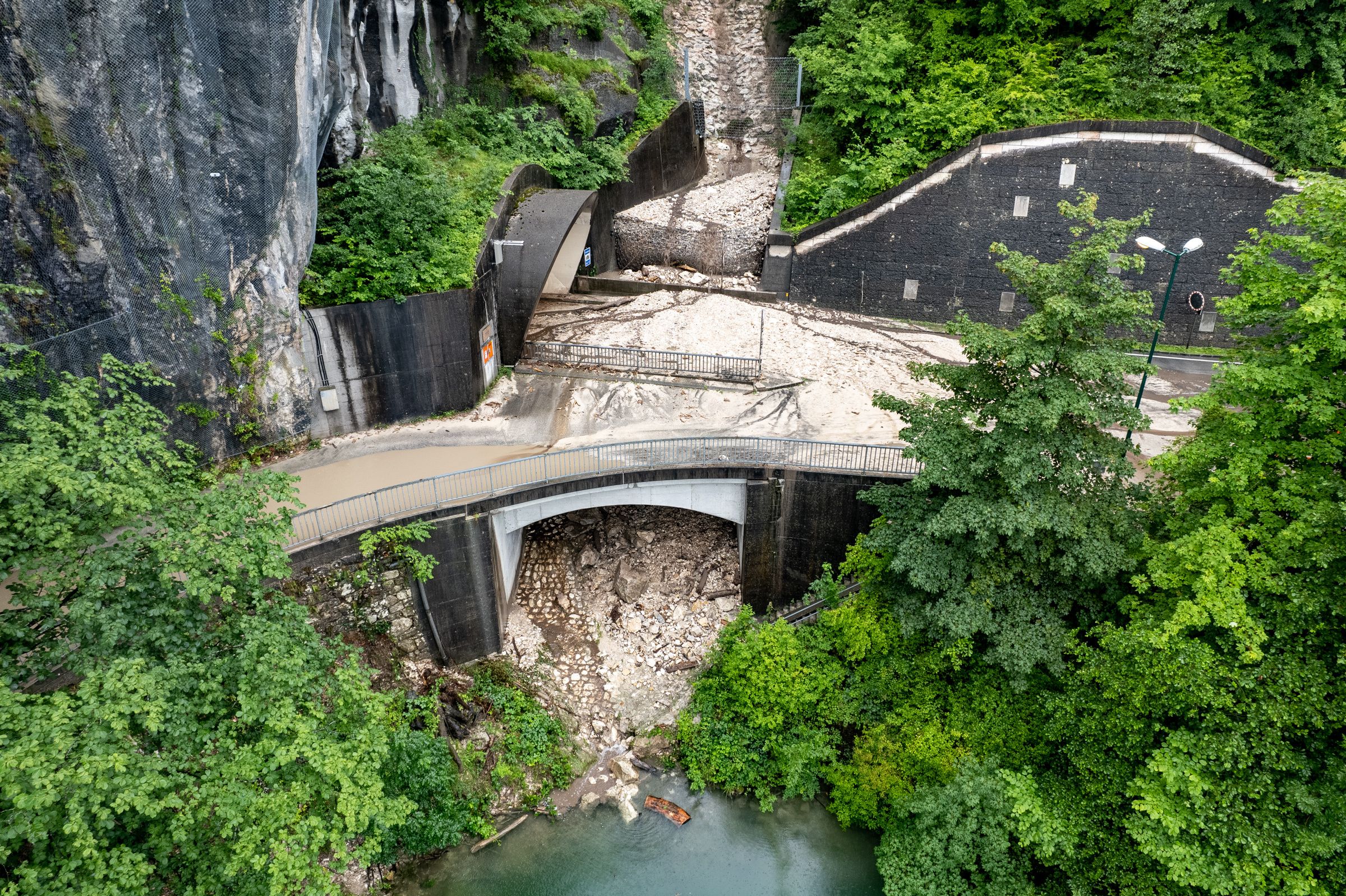 Drohnenaufnahme der Mure auf der B145 bei Traunkirchen. Bei Sicherungsarbeiten wurde hier ein Bergretter verletzt.