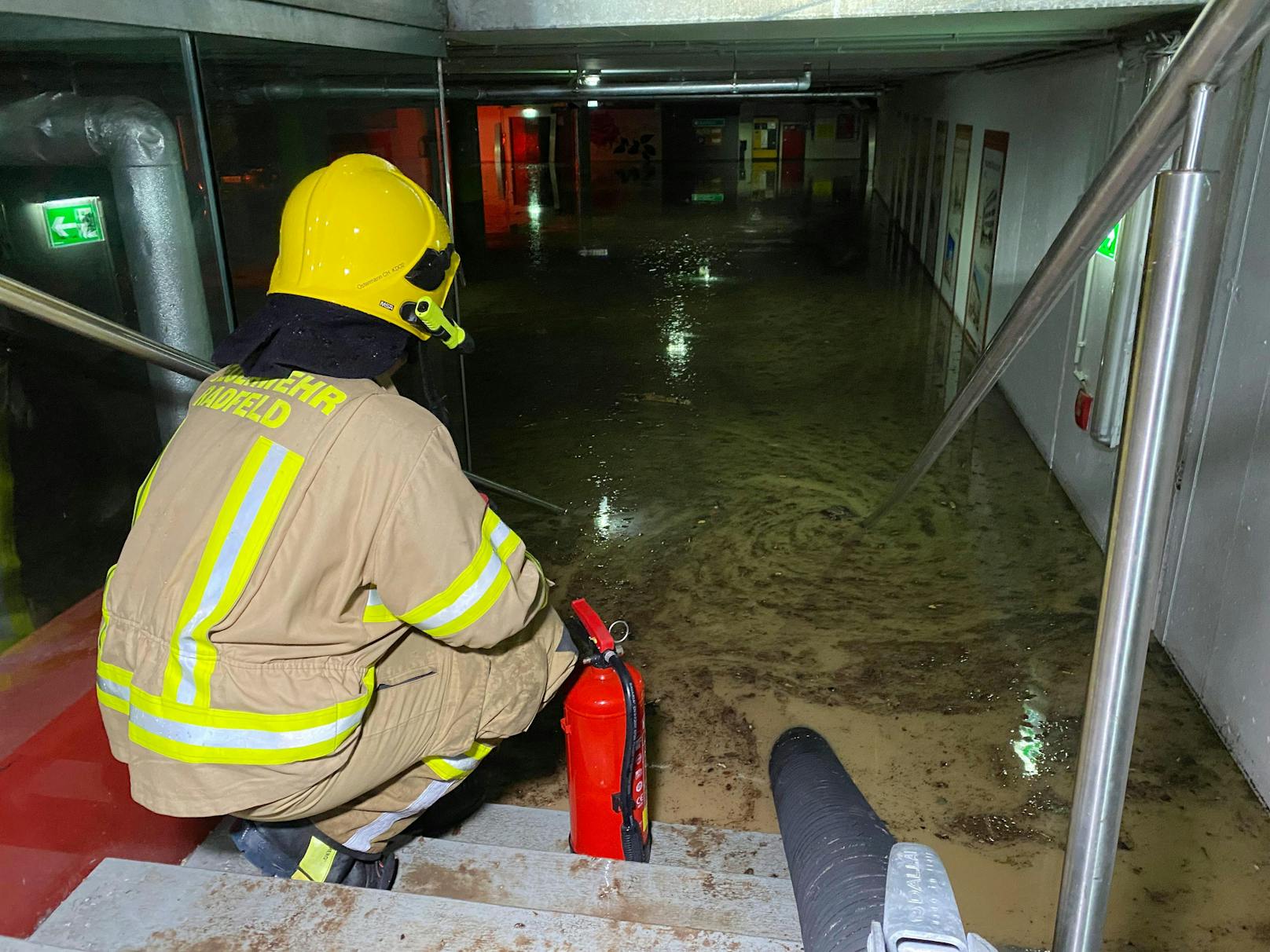 In Tirol wütete das Unwetter heftig: 350 Einsätze verzeichnete die Feuerwehr wegen Muren und Überschwemmungen, ...