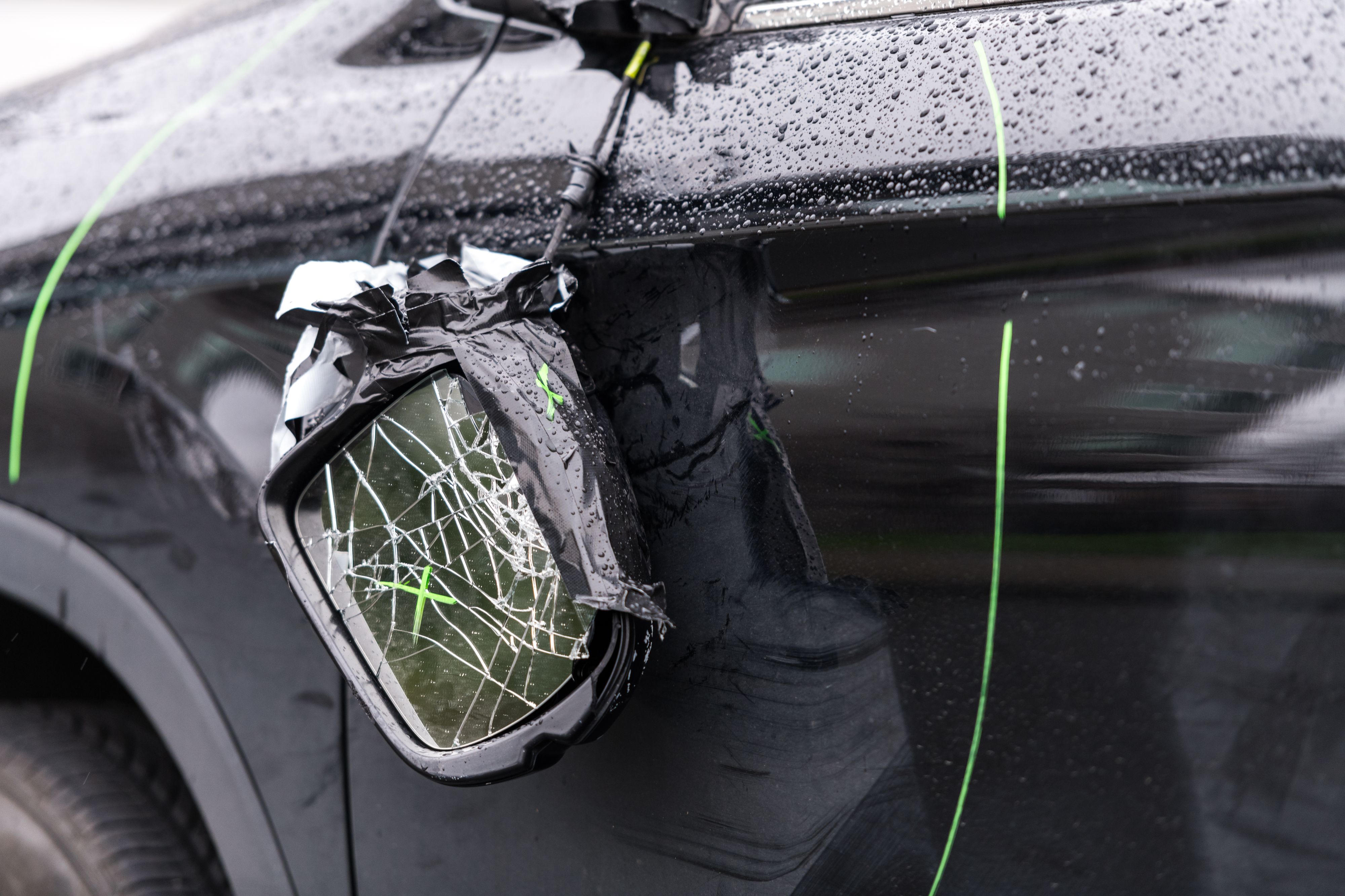 Der Täter demolierte die Autospiegel.
