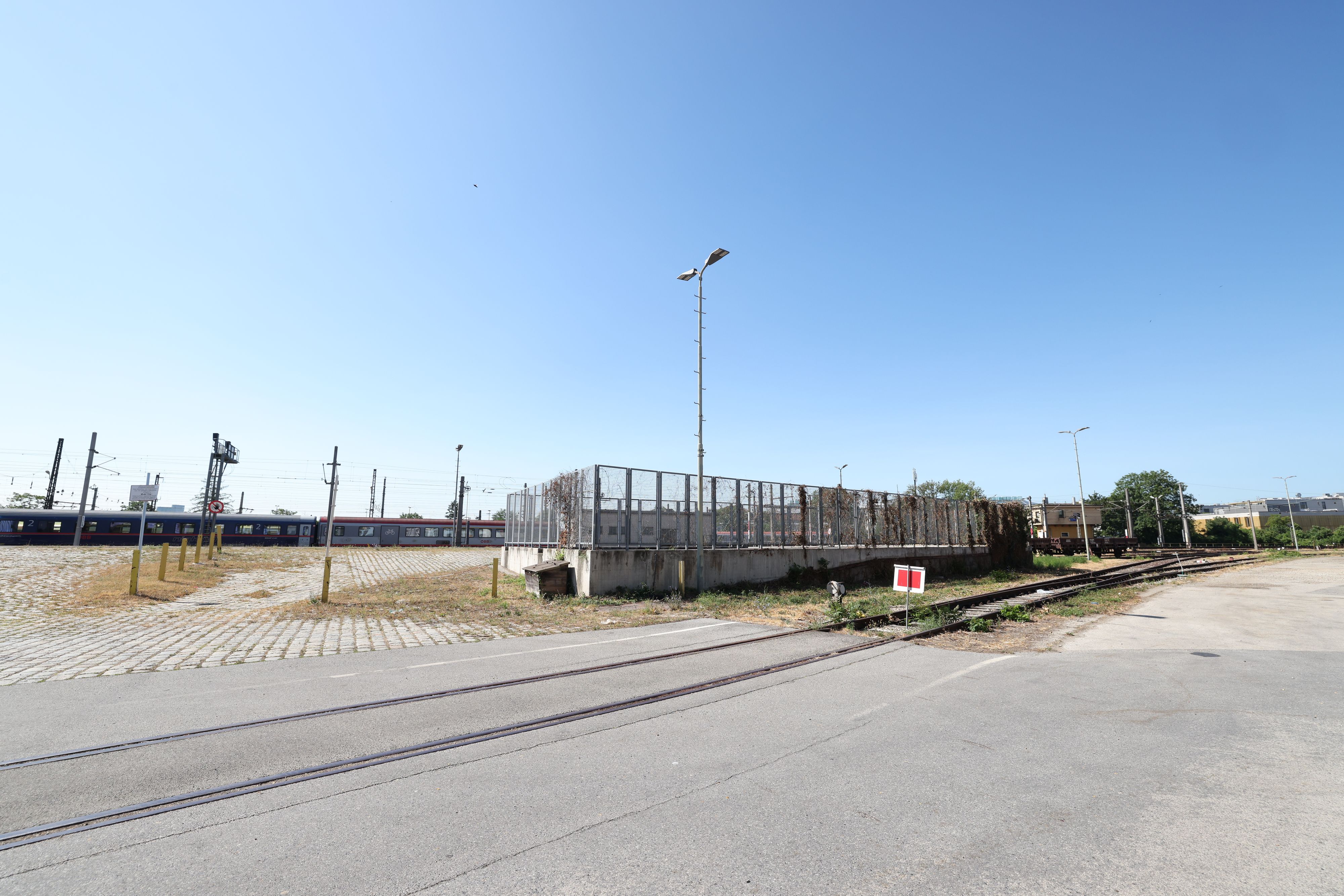 Die Bürgerinitiative fordert einen Park mit Bodenkontakt ohne Bebauung.