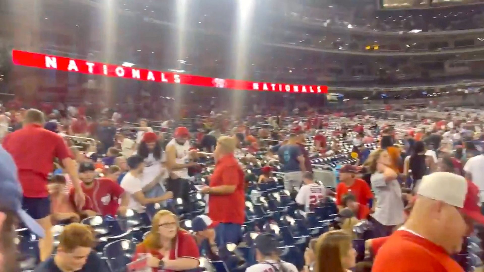 Baseball-Fans fliehen nach einer Schießerei in Washington