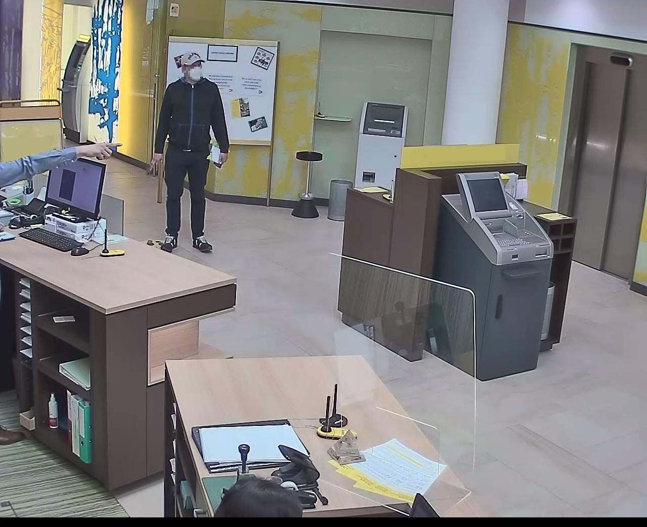 Der Bankräuber in der Filiale