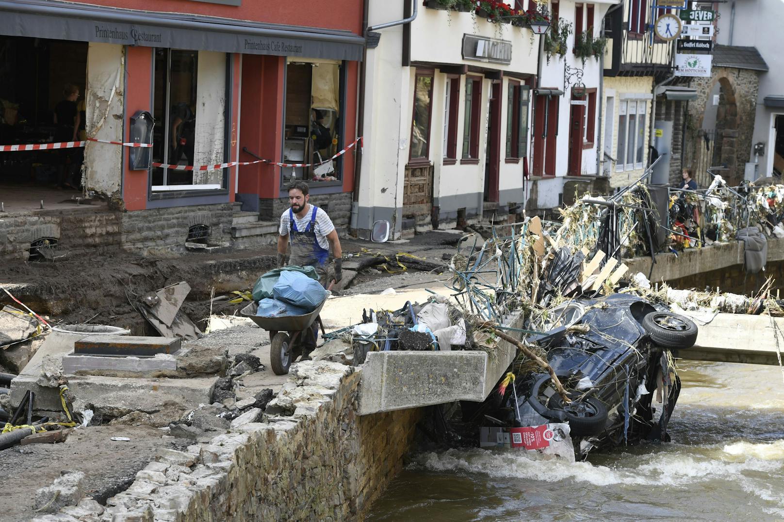 In Nordrhein-Westfalen waren bis Samstagabend 45 Tote gezählt worden, zudem kam mindestens ein Mensch bei Überschwemmungen im oberbayerischen Landkreis Berchtesgadener Land ums Leben.