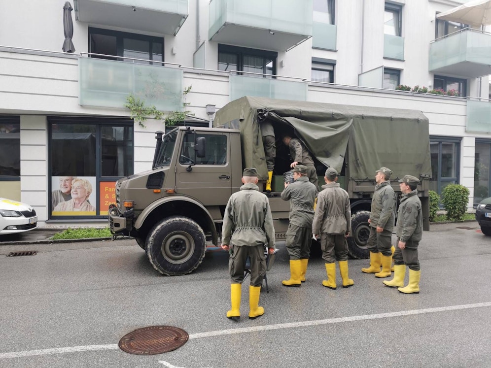 Die Asssistenzsoldaten helfen beim Beseitigen der Unwetterschäden.