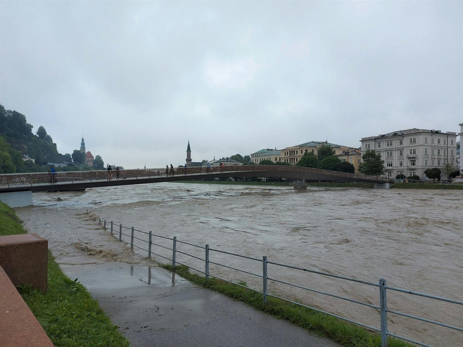 Hochwasser in der Stadt Salzburg, Überflutung der Radunterführung beim Marko-Feingold-Steg