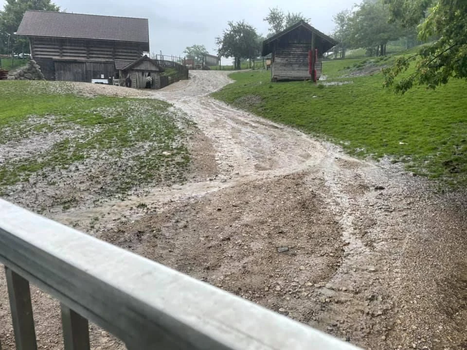 Das Wasser schoss herunter.