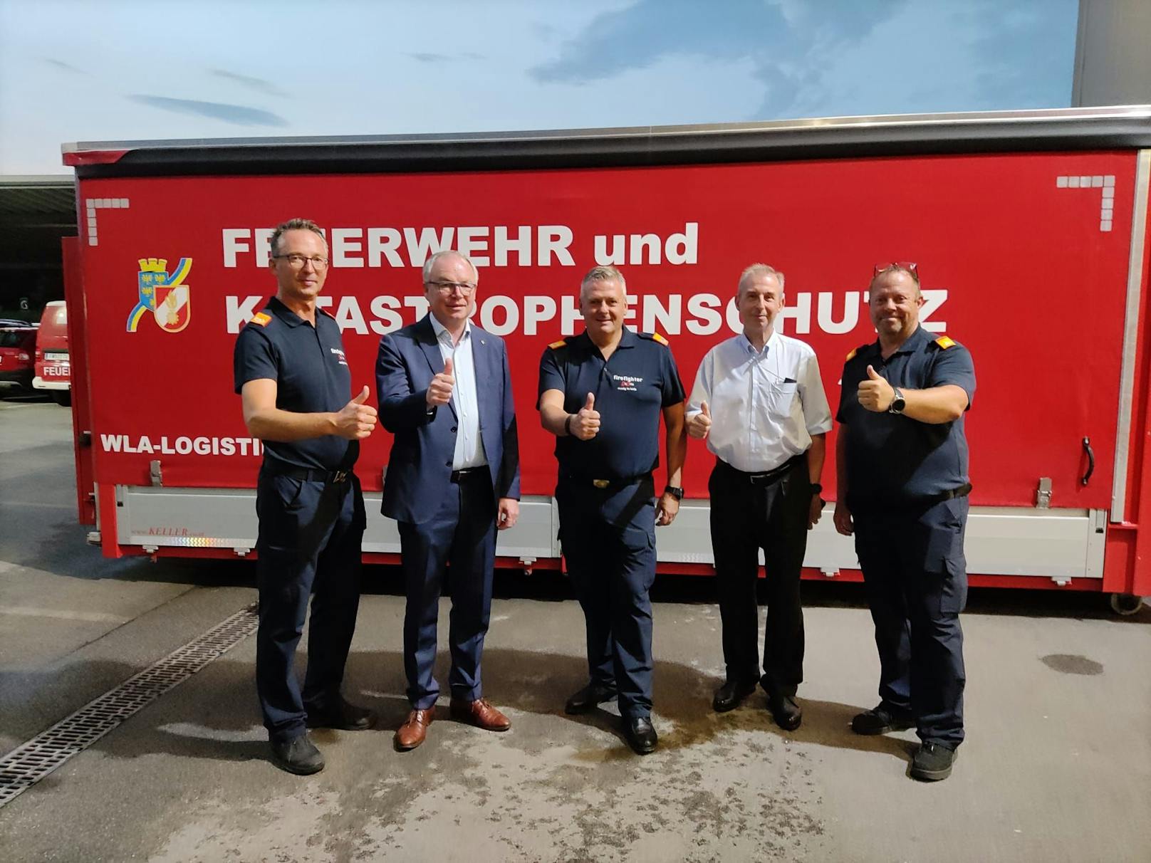 Stephan Pernkopf bedankte sich bei dem nö. Feuerwehrchef Dietmar Fahrafellner und dem Kommando