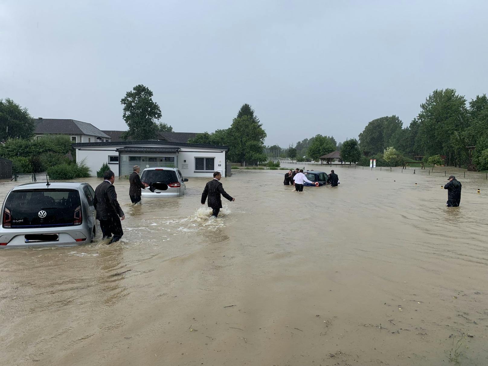 Das Wasser schloss mehrere Menschen und ihre Autos ein.