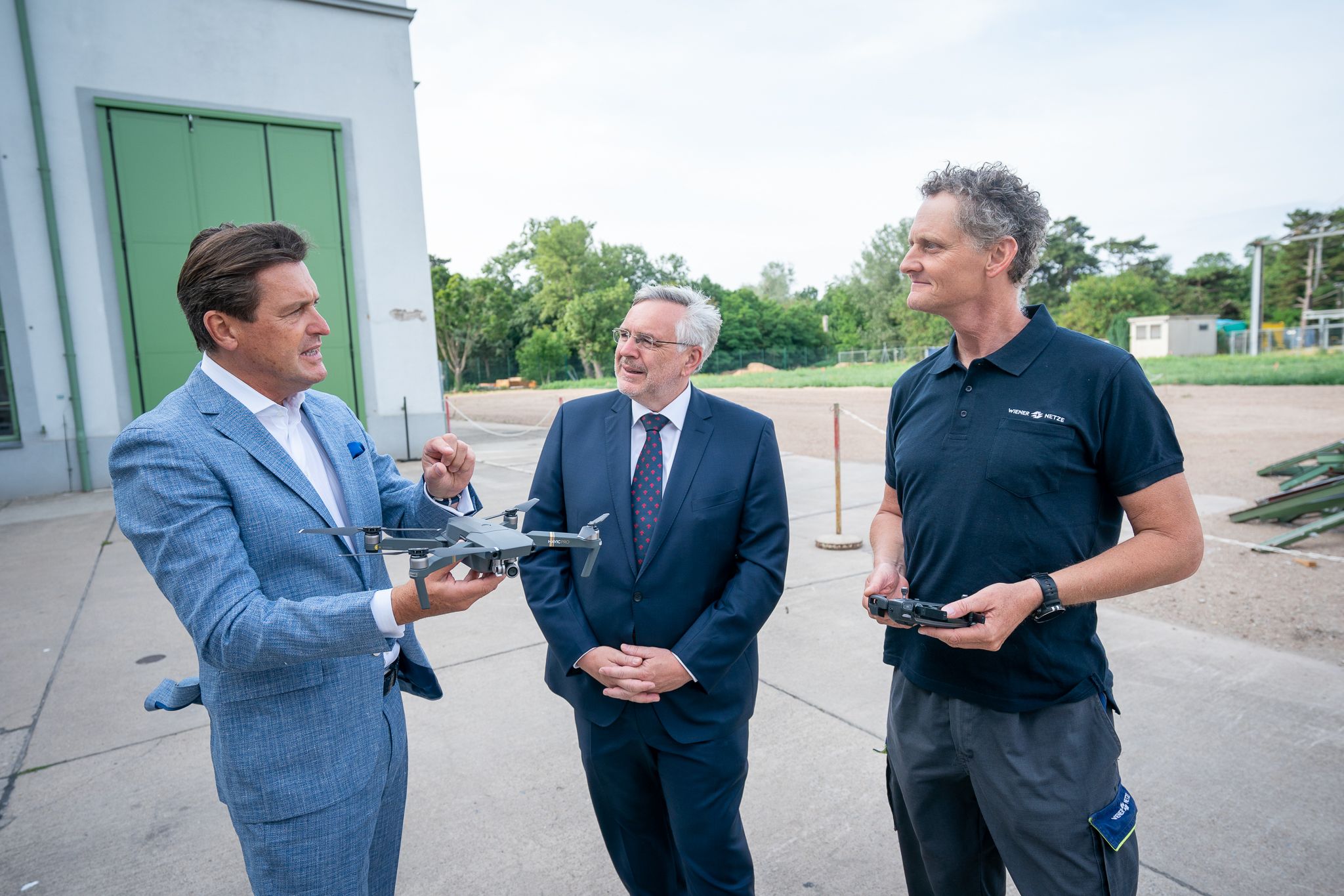 Wirtschaftsstadtrat Peter Hanke (links) und Gerhard Fida (Mitte), Geschäftsführer der Wiener Netze, testen die Drohne bei einem Umspannwerk.