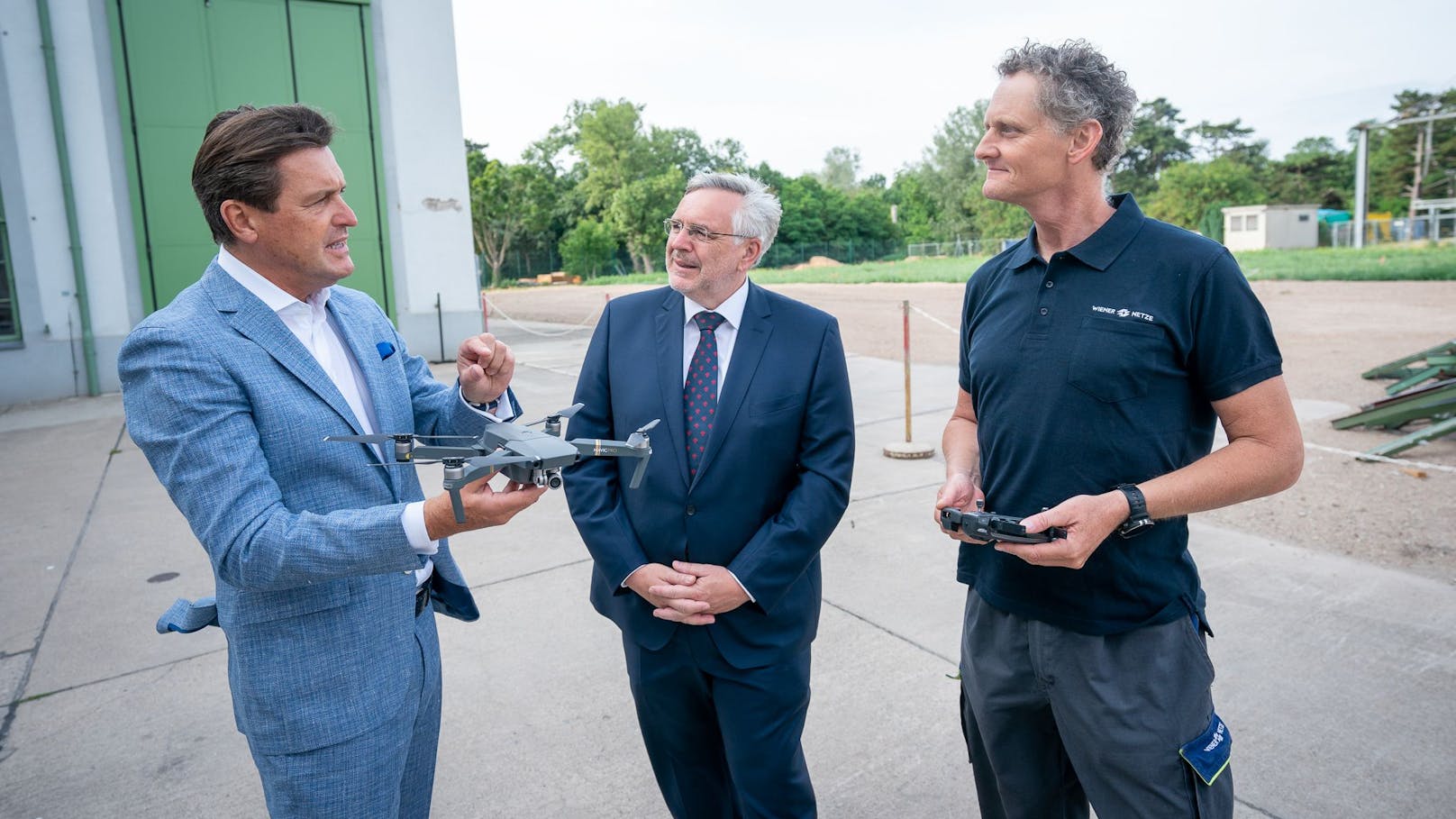 Wirtschaftsstadtrat Peter Hanke (links) und Gerhard Fida (Mitte), Geschäftsführer der Wiener Netze, testen die Drohne bei einem Umspannwerk.