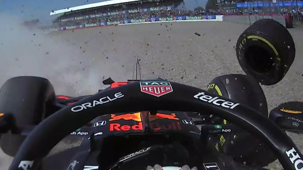Max Verstappen schlägt bei mehr als 200 km/h im Reifenstapel ein.