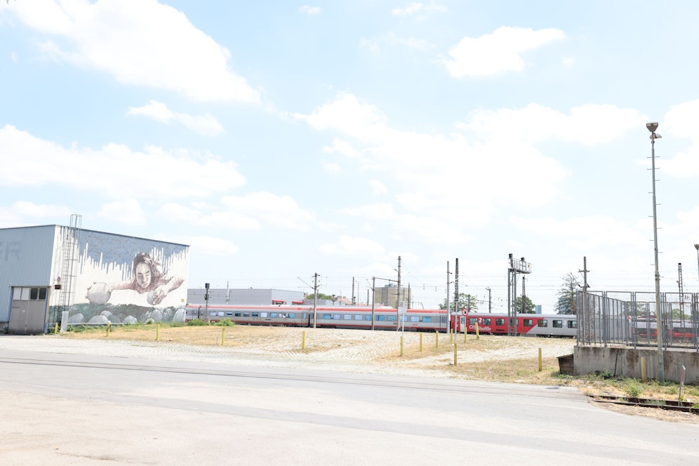 Entlang der Felberstraße (Rudolfsheim-Fünfhaus) wollte Bezirksvorsteher Gerhard Zatlokal (SPÖ) ab August einen Pop-Up Park eröffnen. Wegen strenger ÖBB-Auflagen ist das Projekt vorerst gescheitert.