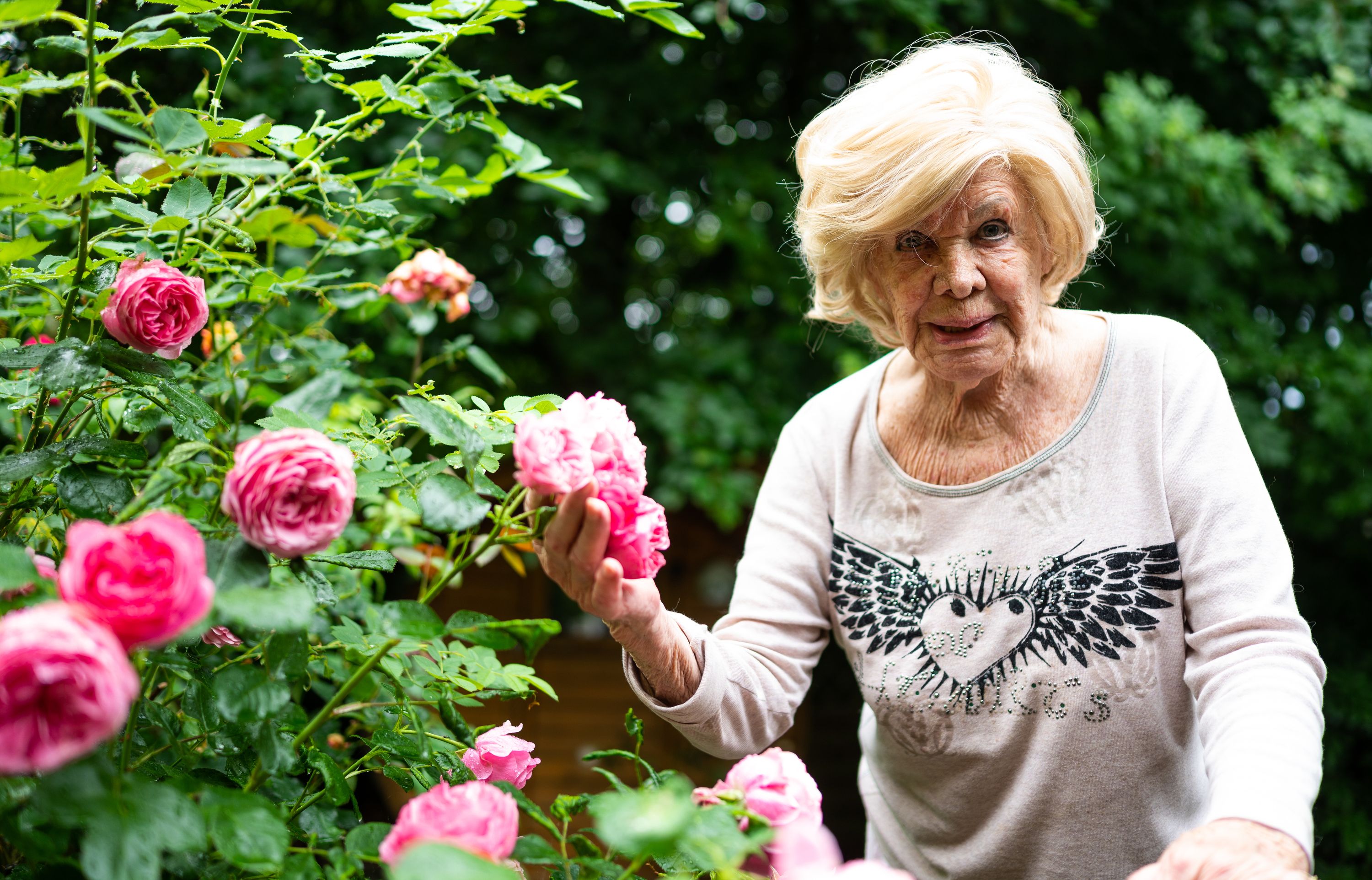 Ingrid van Bergen in ihrem Garten