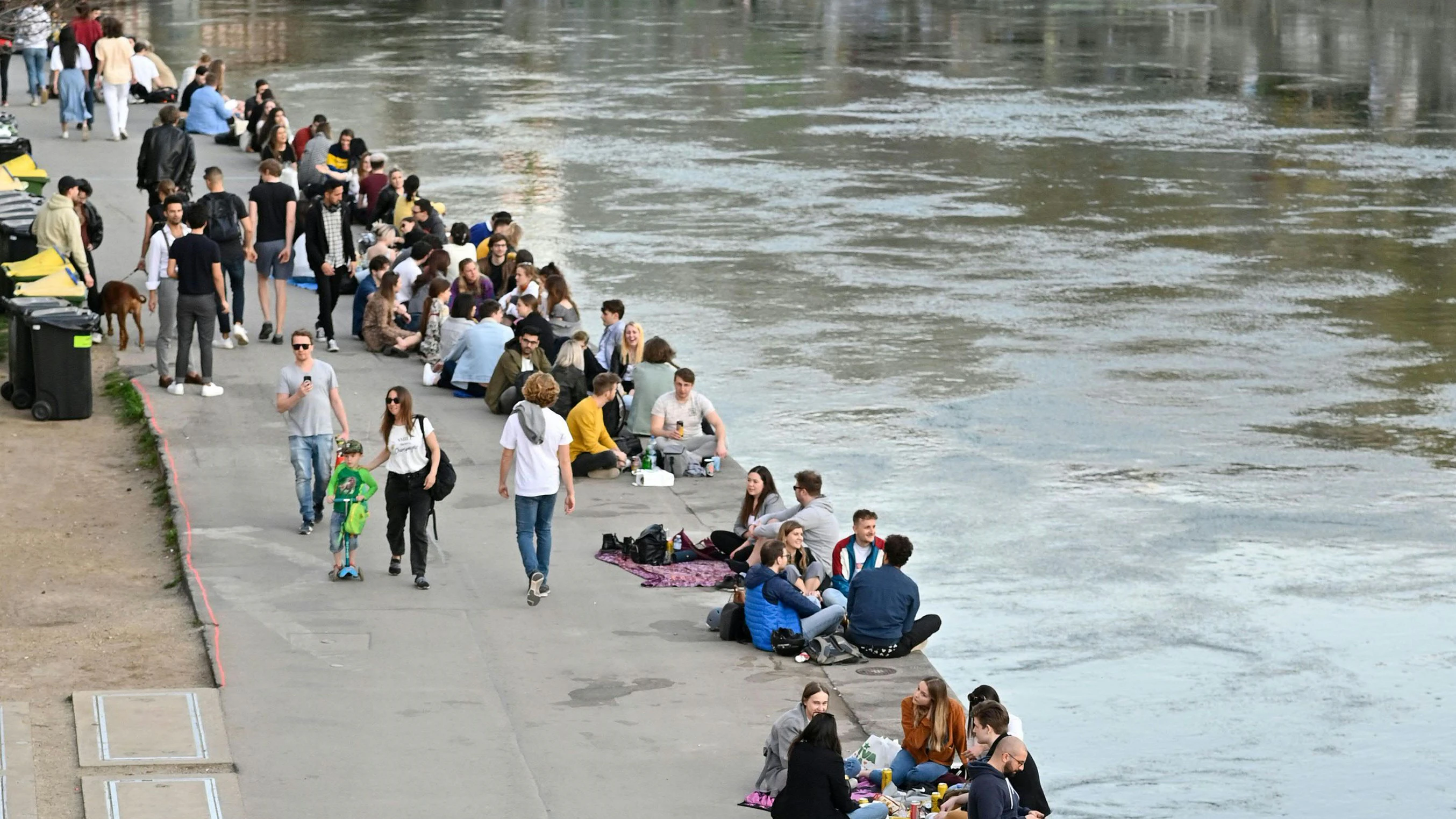 Download von www.picturedesk.com am 19.07.2021 (13:48).  ABD0118_20210331 - WIEN - ÖSTERREICH: ZU APA0359 VOM 31.3.2021 - Die Situation am Donaukanal in Wien aufgenommen am Mittwoch, 31. März 2021. Ab Gründonnerstag gilt eine FFP2-Maskenpflicht an belebten und beliebten Plätzen in der Wiener Innenstadt. Die Bundeshauptstadt hat den für 1. bis 6. April vereinbarten "Ost-Lockdown" bereits bis zum Wochenende darauf verlängert. - FOTO: APA/HERBERT NEUBAUER - 20210331_PD5183 - Rechteinfo: Rights Managed (RM)