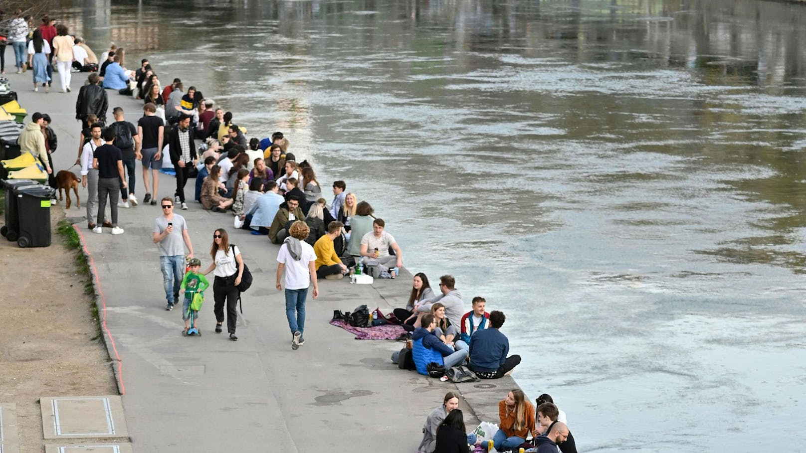 Der Donaukanal in Wien ist ein bekannter Hotspot für Jugendliche und junge Menschen.