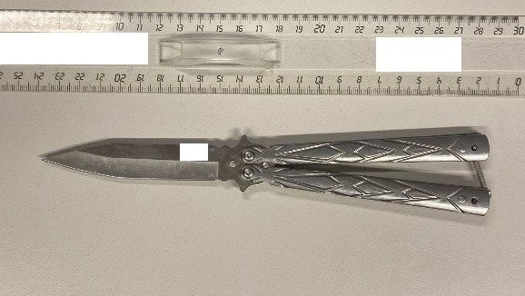 Mit diesem Klappmesser bewaffnet marschierte ein Mann im 17. Bezirk auf ein Lokal zu.,