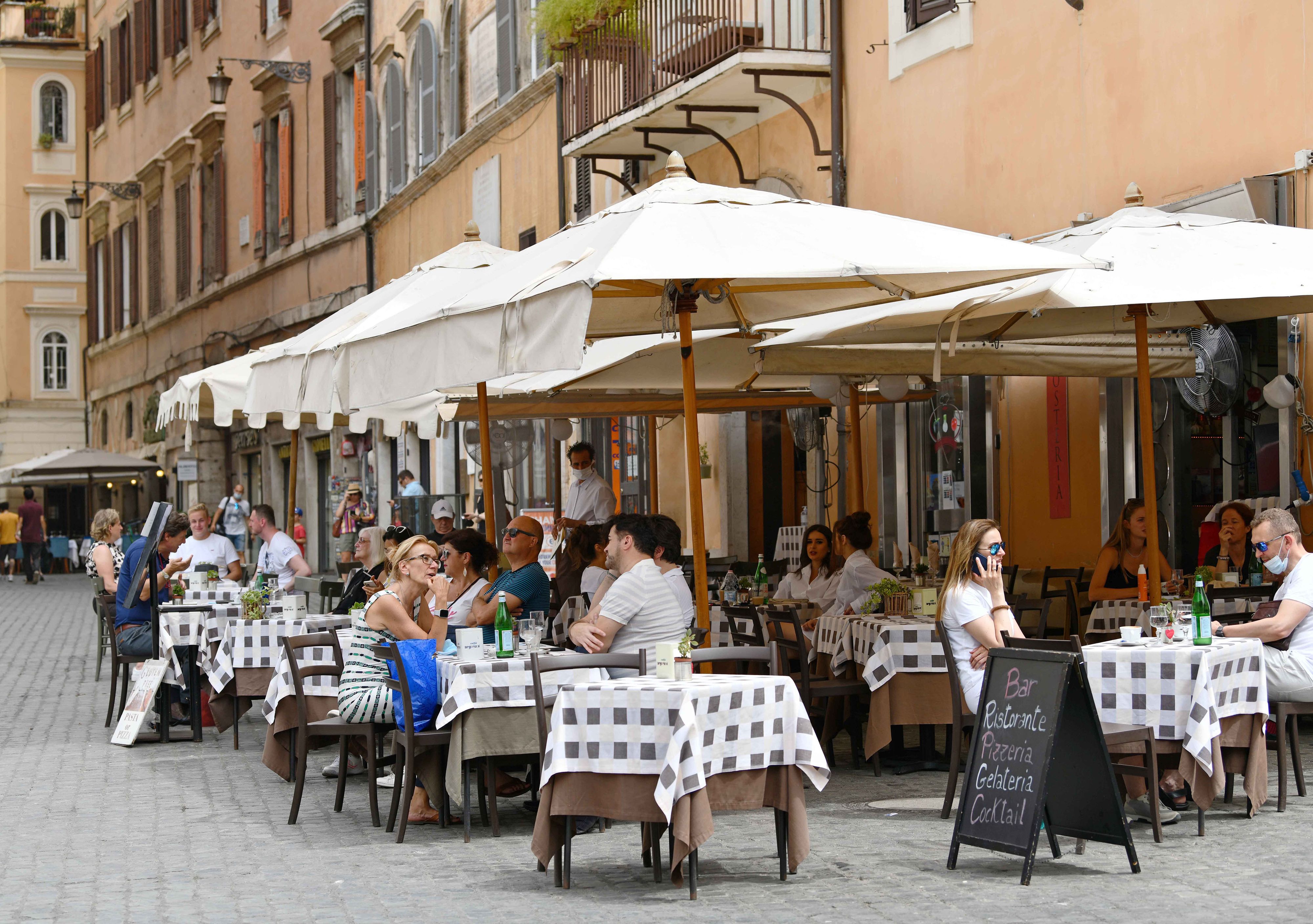 Download von www.picturedesk.com am 19.07.2021 (09:11).  (210624) -- ROME, June 24, 2021 (Xinhua) -- People sit on the terrace of a restaurant in Rome, Italy, on June 24, 2021. As of next week, Italy is preparing to lift the outdoor face mask mandate as the country's main COVID-19 indicators appear to have stabilized. (Xinhua/Jin Mamengni).Xinhua News Agency / eyevine :...http://. - 20210624_PD15542 - Rechteinfo: Rights Managed (RM)