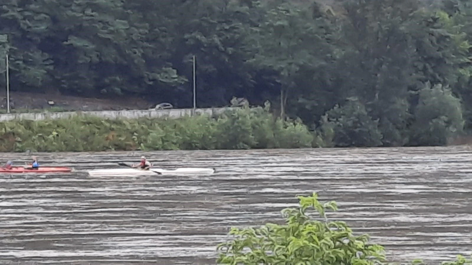 Ein Paar paddelte mit ihren Kinder bei Hochwasser auf der Donau.