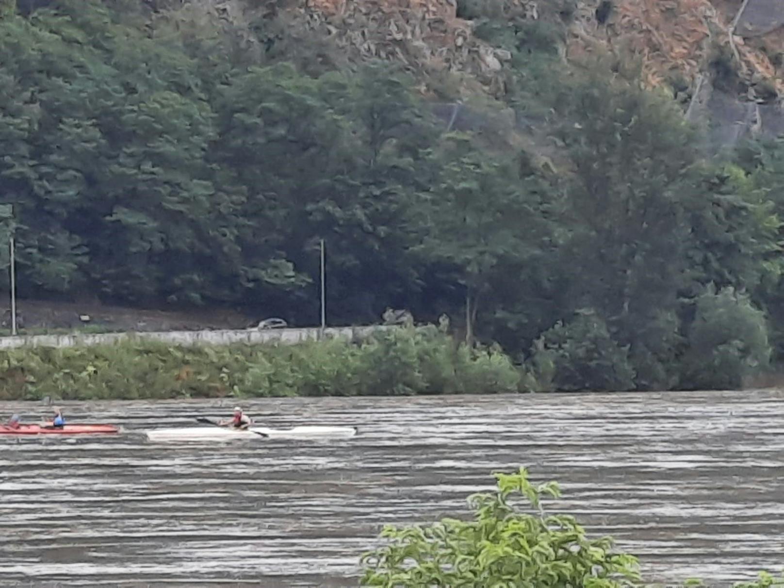 Feuerwehr rettete Familie im Kajak aus Hochwasser