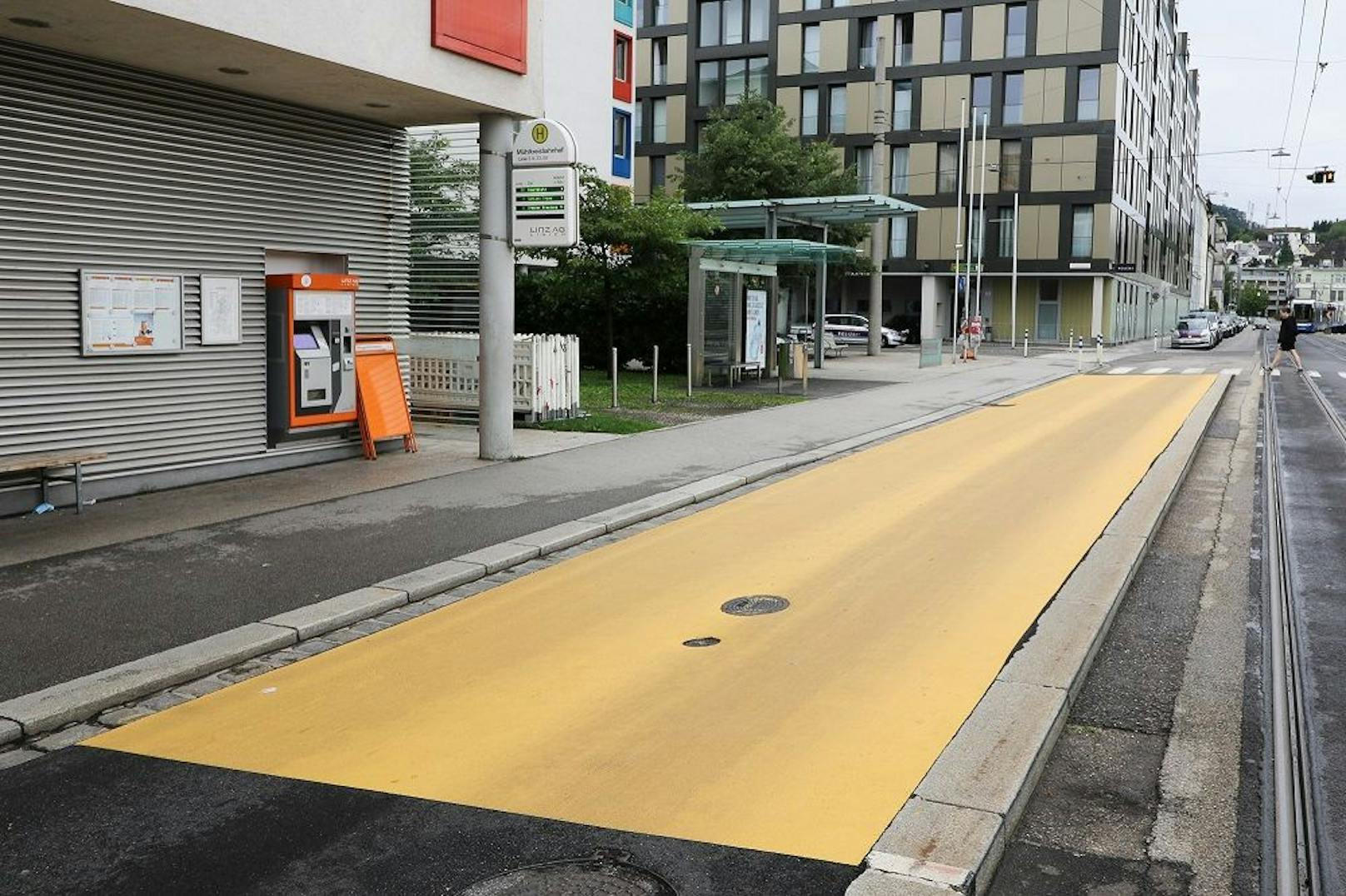 Die gelbe Straße befindet sich direkt vor einem Seniorenheim und einer Bus- und Straßenbahnhaltestelle.