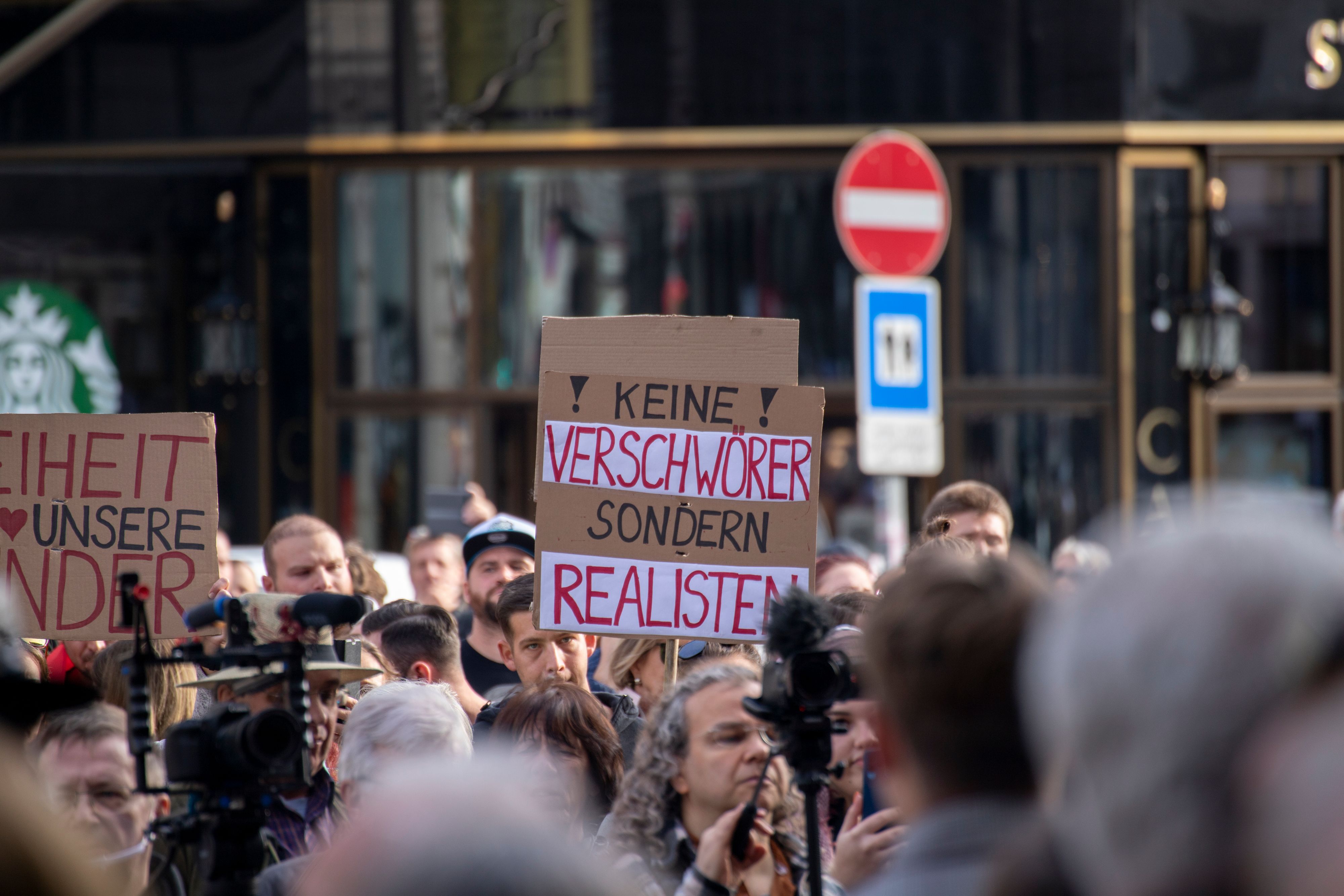 Download von www.picturedesk.com am 19.07.2021 (09:48).  Vor der Wiener Staatsoper fand eine Zusammenkunft von über 1.500 Menschen statt, die gegen die Corona-Maßnahmen demonstrierten. Im Bild: Anti-Corona-Maßnahmen- DemonstrantInnen stehen dicht gedrängt vor der Wiener Staatsoper. Die TeilnehmerInnen halten Transparente in die Höhe und verwenden keinen Mund-Nasen-Schutz. Wien, Österreich. 26.Oktober 2020 // More than 1.500 people were protesting against the government regulations due the Corona virus crisis in front of the Opera house of Vienna. Picture: Protesters standing packed together without wearing face masks in front of the opera house in Vienna, Austria. 26. October 2020 - 20201026_PD6063 - Rechteinfo: Rights Managed (RM)