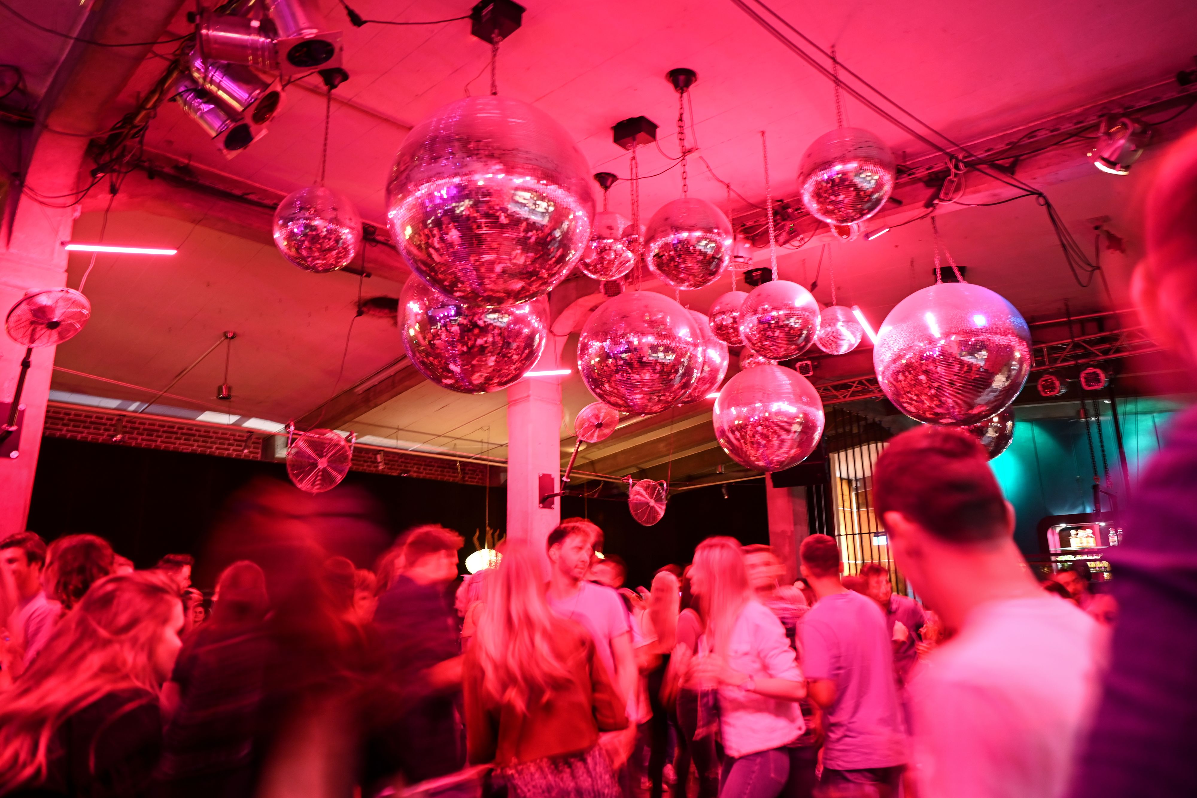 Download von www.picturedesk.com am 19.07.2021 (13:51).  02 July 2021, Baden-Wuerttemberg, Ravensburg: Dozens of people dance to the music at Club Kantine. Thanks to a model project, the club is allowed to open. Shot with long exposure. Photo: Felix Kästle/dpa - 20210702_PD14910 - Rechteinfo: Rights Managed (RM)