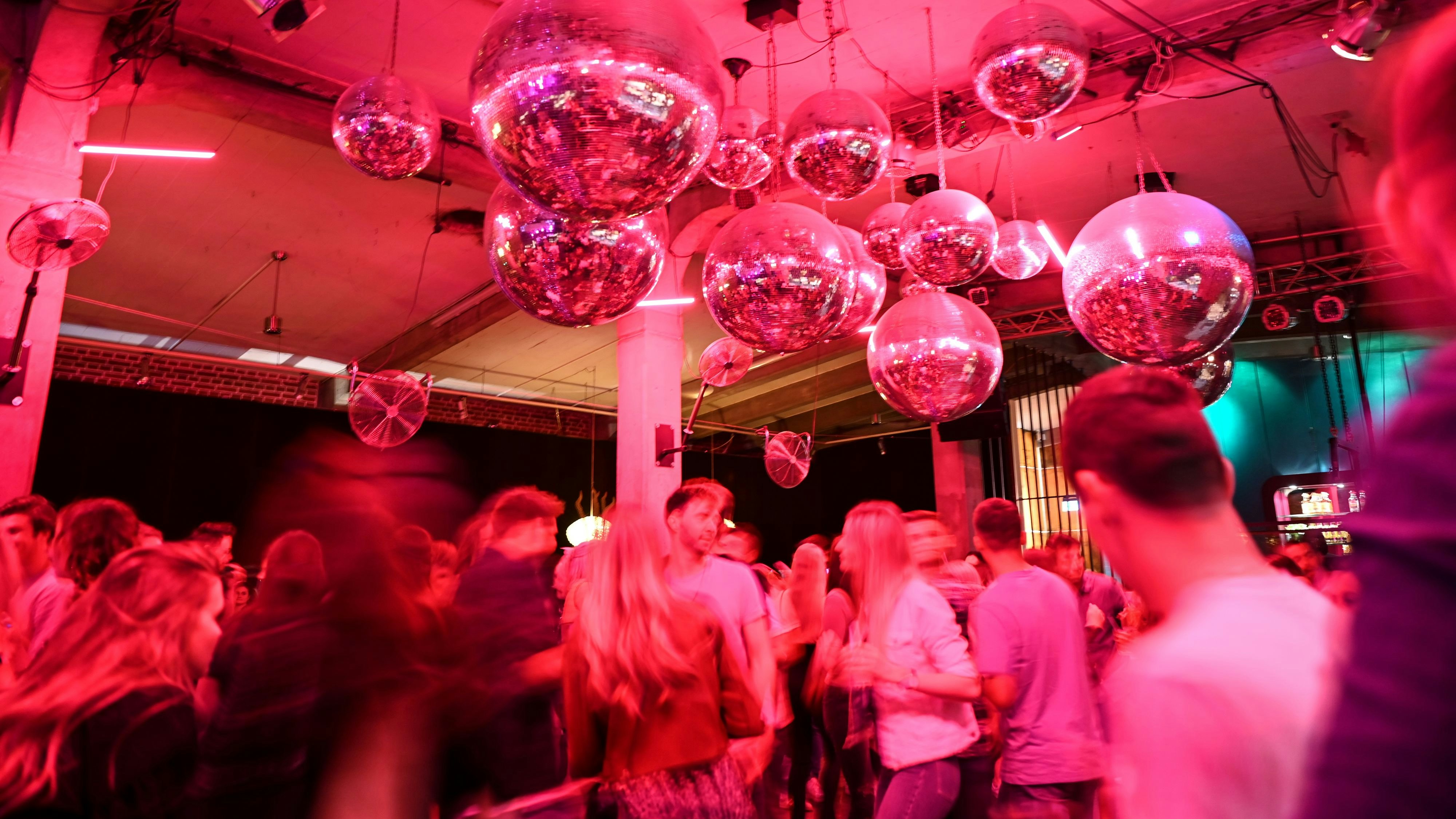 Download von www.picturedesk.com am 19.07.2021 (13:51).  02 July 2021, Baden-Wuerttemberg, Ravensburg: Dozens of people dance to the music at Club Kantine. Thanks to a model project, the club is allowed to open. Shot with long exposure. Photo: Felix Kästle/dpa - 20210702_PD14910 - Rechteinfo: Rights Managed (RM)
