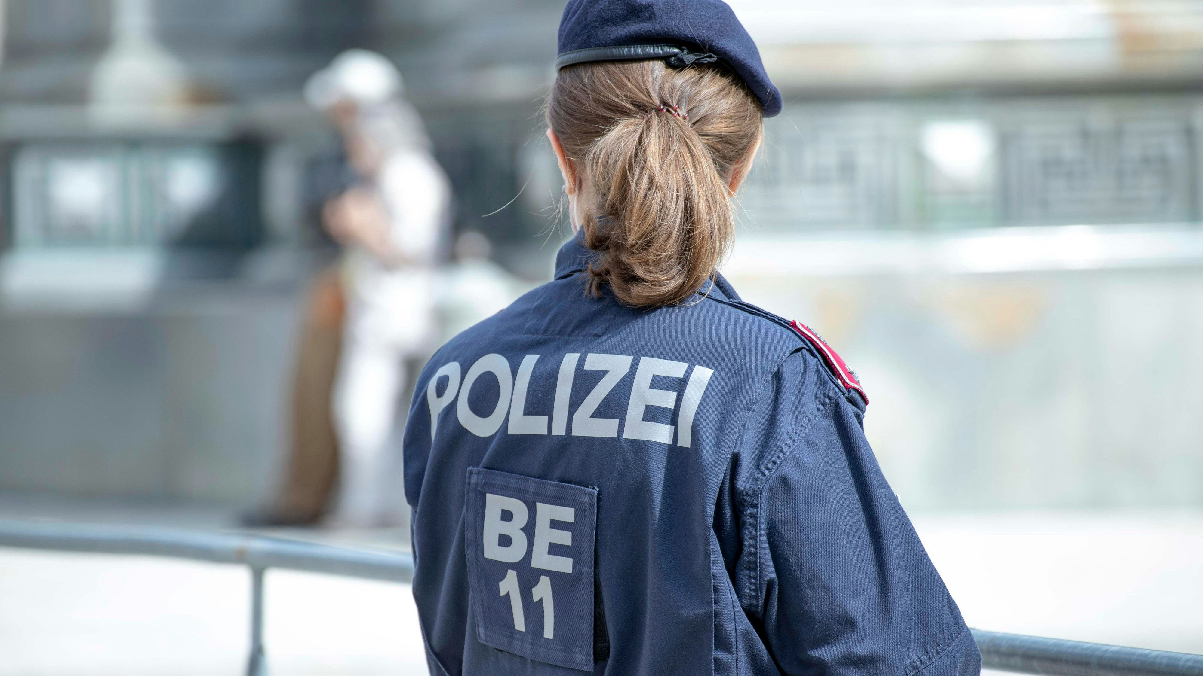 Ein abgebrochener Notruf führte die Polizei zu einem Fall von häuslicher Gewalt.