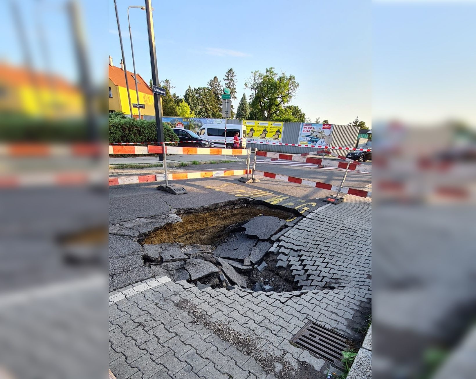 Die Straße im 22. Wiener Gemeindebezirk ist aufgesprungen.