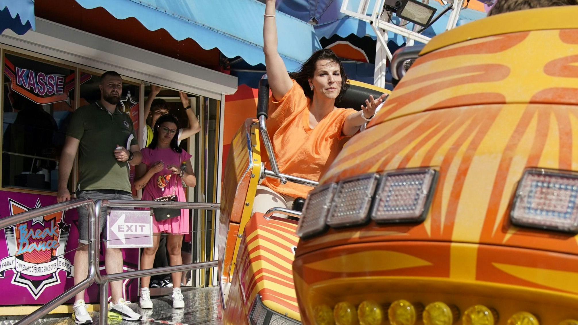 Ministerin Karoline Edtstadler im "Break Dance" im Wiener Prater<br>