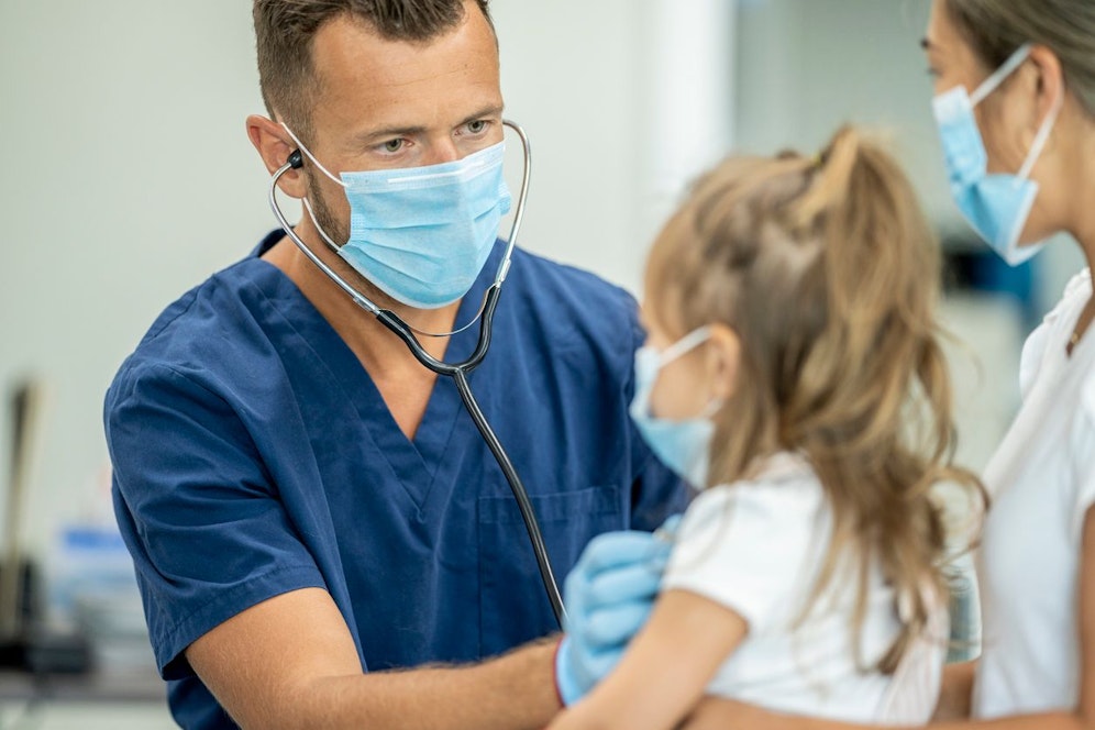 Symbolbild eines Kinderarztes: In Niederösterreich sind einige Kassenstellen seit längerer Zeit vakant.