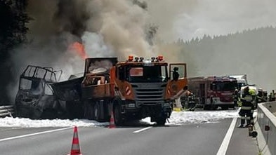 Nach einem Auffahrunfall fängt ein mit Kühlschränken beladener Lkw auf der Südautobahn Feuer. 