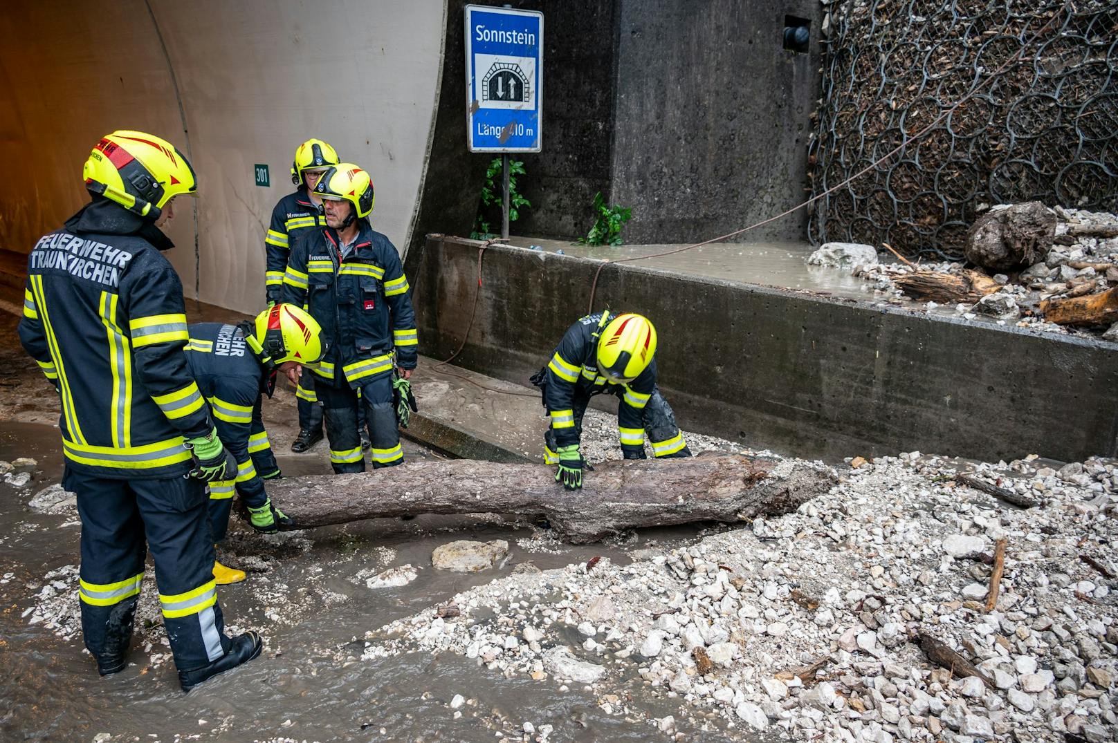 Zahlreiche Feuerwehrmänner waren beim Portal des Sonnsteintunnels im Einsatz.