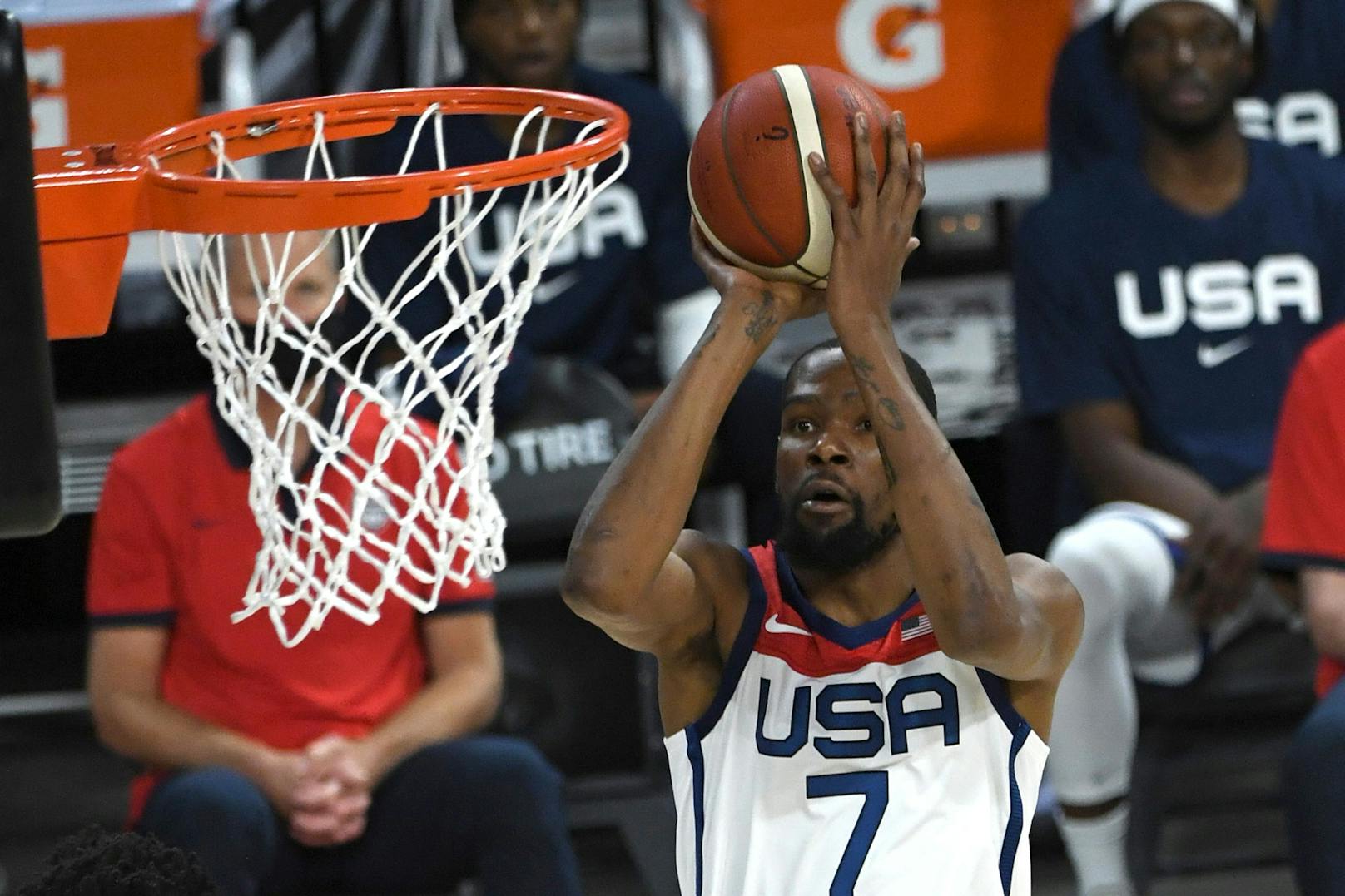 Kevin Durant von den Brooklyn Nets führt das US-Amerikanische Basketball-Dreamteam an. Der 32-Jährige verdiente im letzten Jahr rund 63 Millionen Euro. Damit zählt er zu den Bestverdienern im Sport und den größten Stars in Tokio.